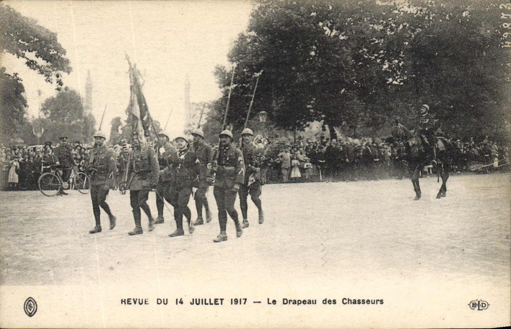 CPA Militaria Revue du 14 juillet 1917 Le drapeau des Chasseurs