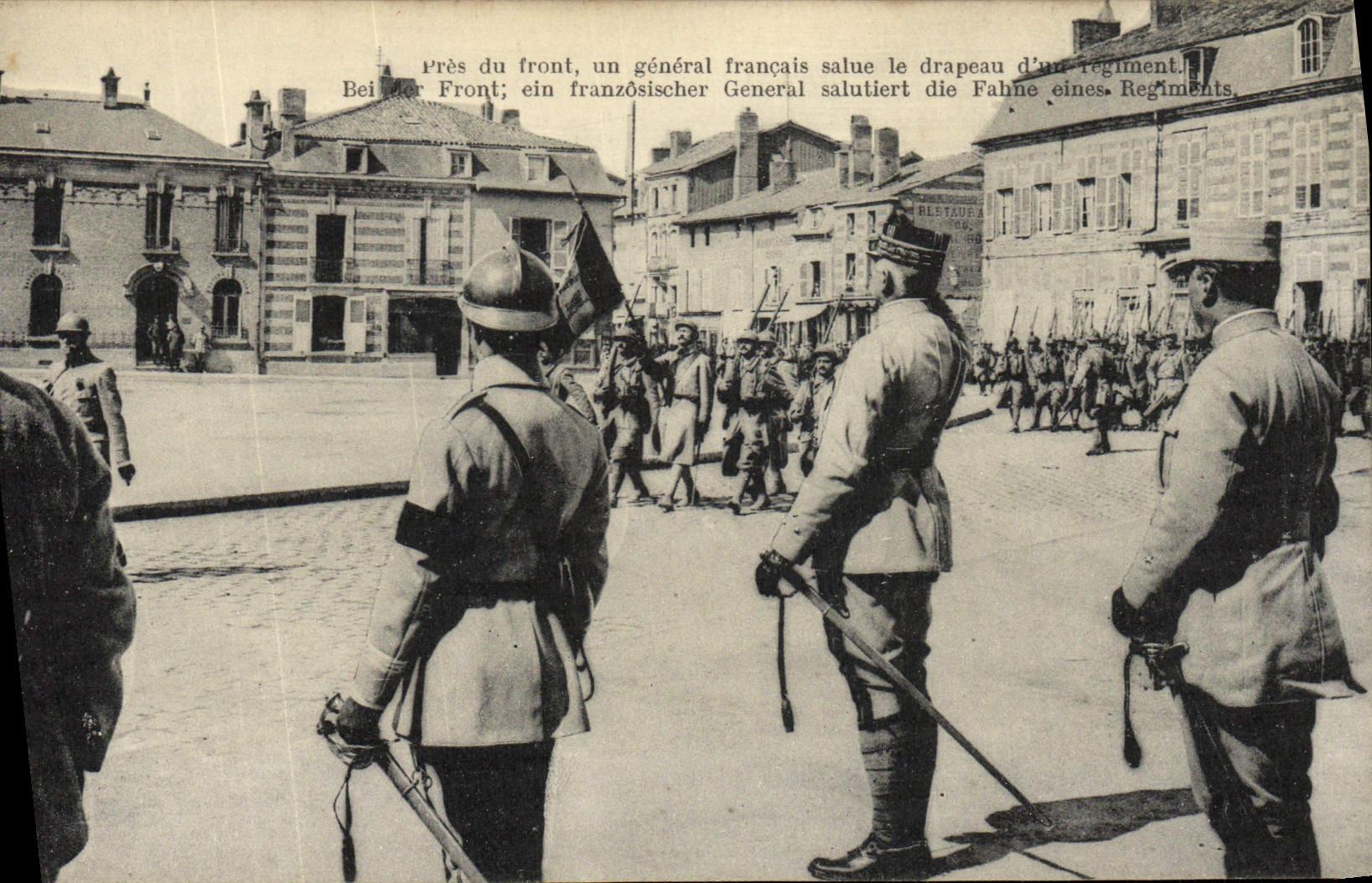 VINTAGE POSTCARD Militaria general greets the flag of a regiment