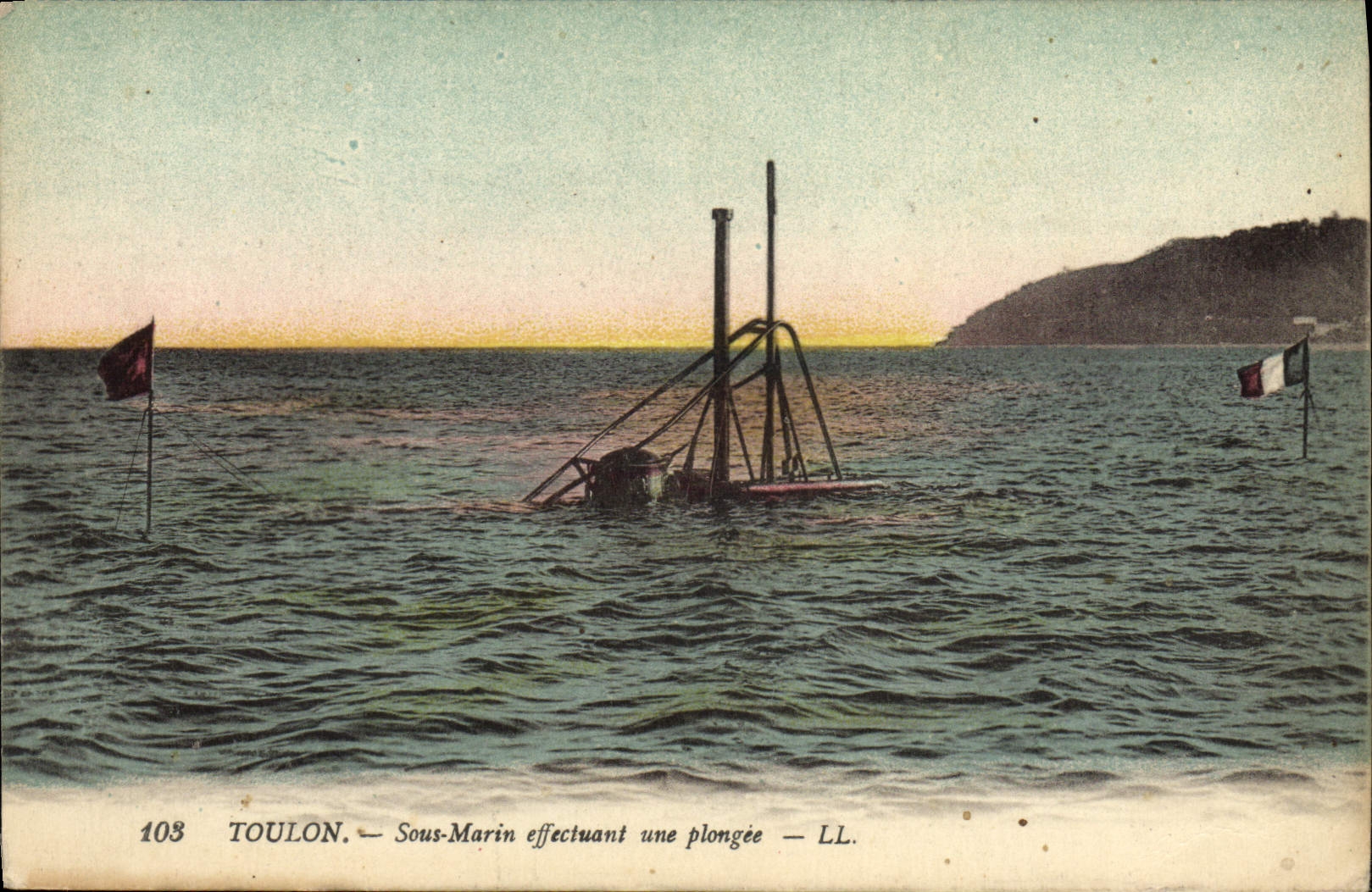 VINTAGE POSTCARD Warship Underwater Toulon carrying out a diving