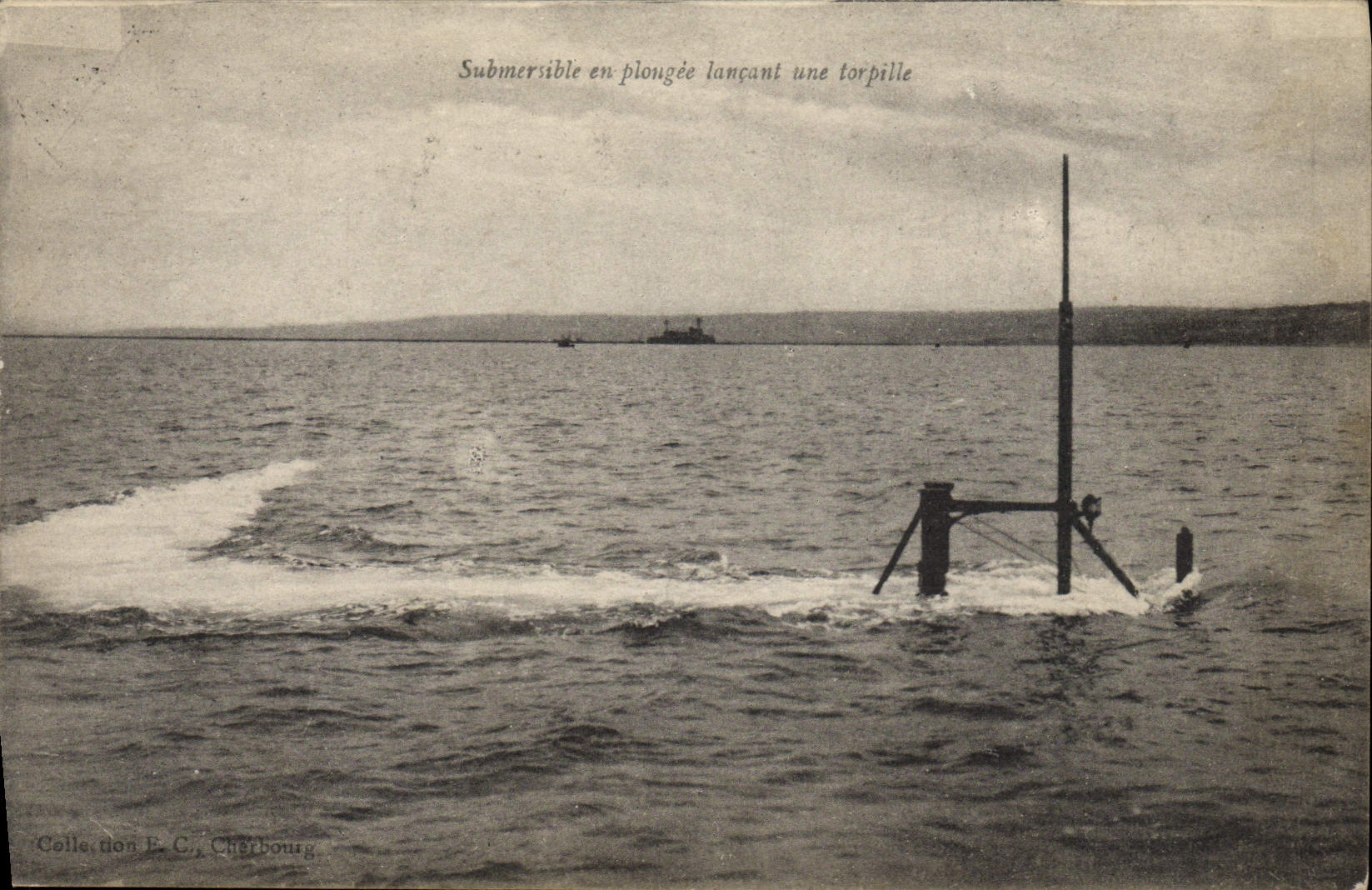 CPA Bateau de guerre Submersible en plongee lancant une torpille Sous-marin