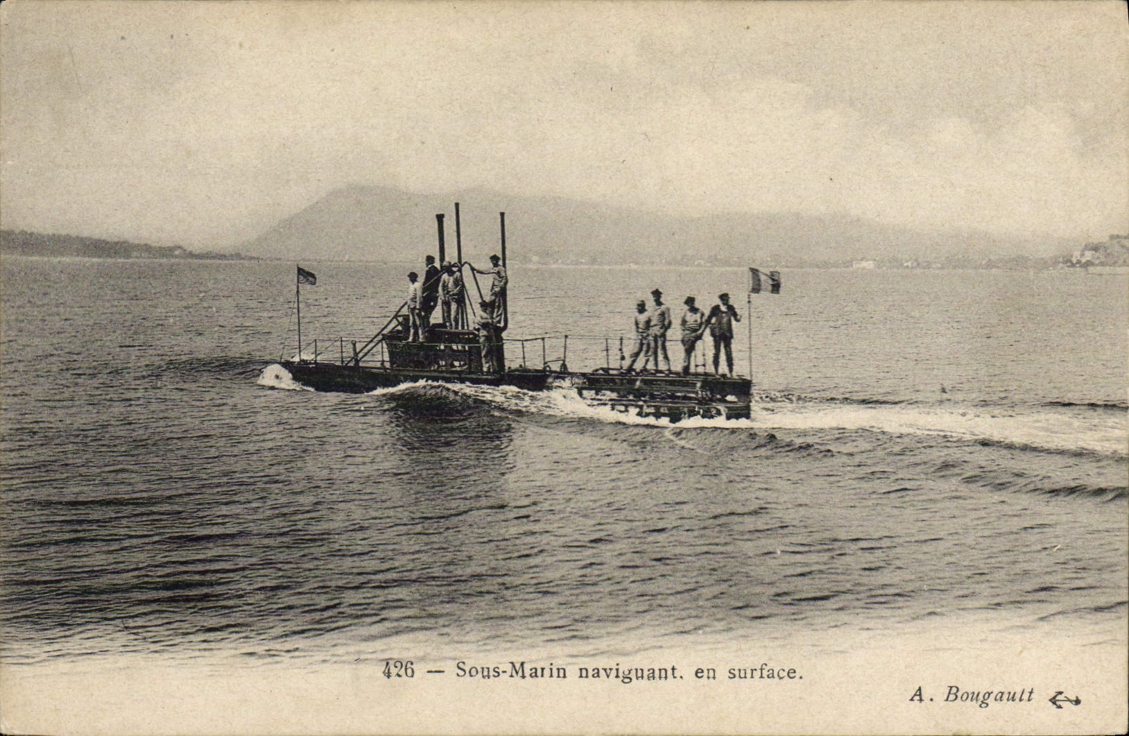 CPA Bateau de guerre Sous-marin naviguant en surface