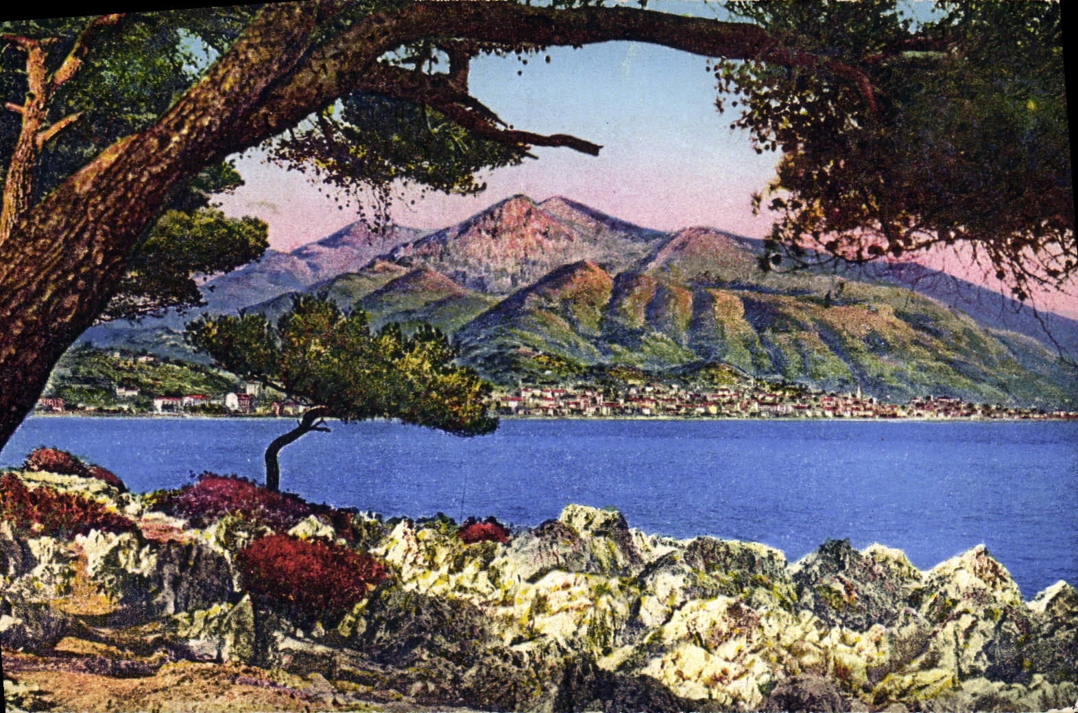 Opinión panorámica de Martin del cabo de la POSTAL de la VENDIMIA encendido Menton y la frontera