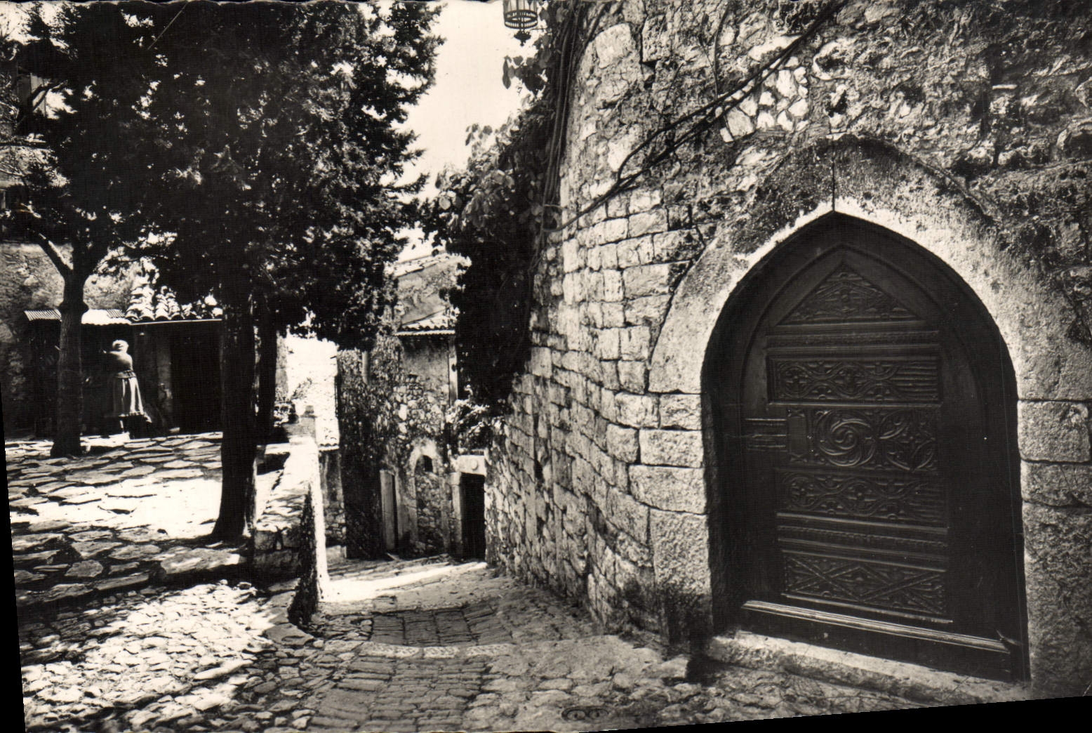 Dimensión de la POSTAL de la VENDIMIA de la aldea azul de Eze una puerta vieja y el lugar del flanet