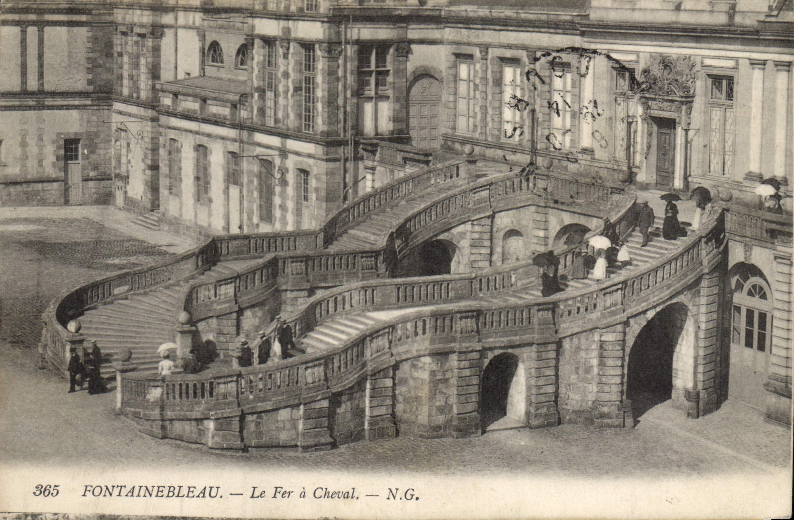 VINTAGE POSTCARD Fontainebleau the Horseshoe