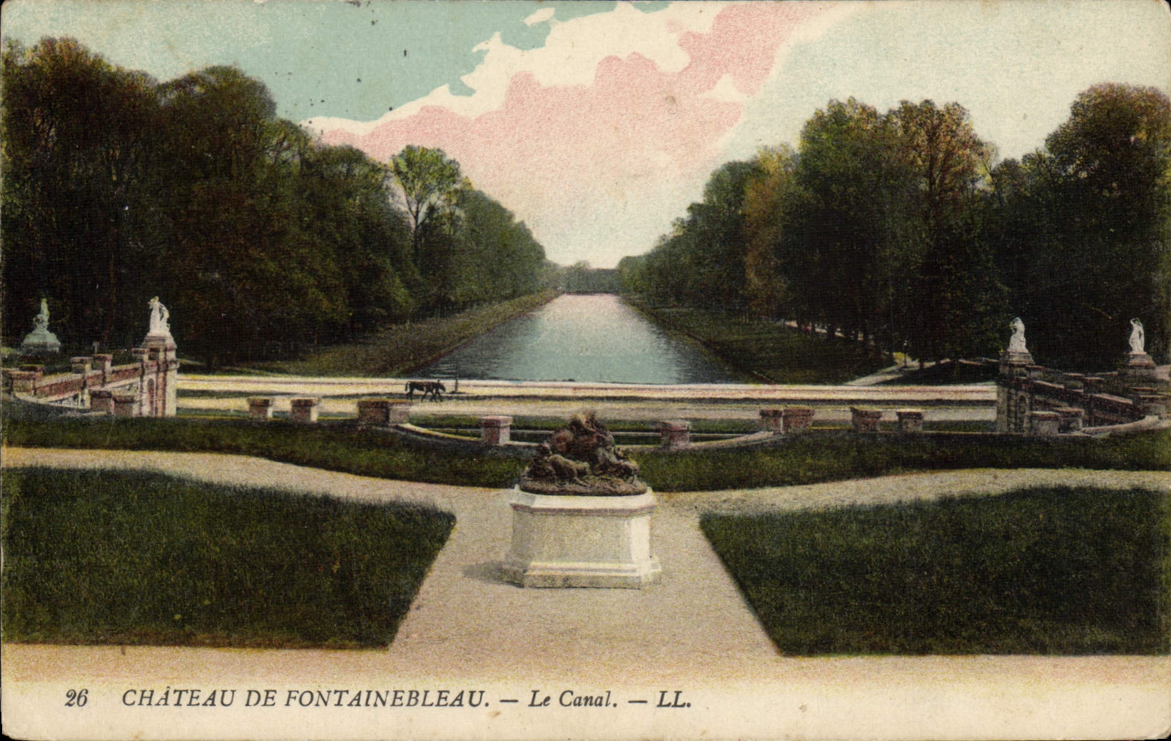 VINTAGE POSTCARD Castle De Fontainebleua the Canal