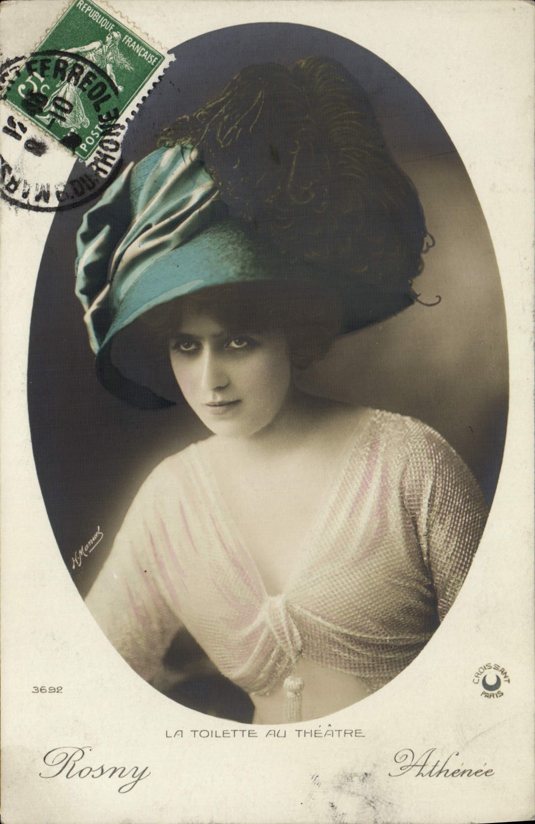 CPA Mode Femme Chapeau La toilette au theatre