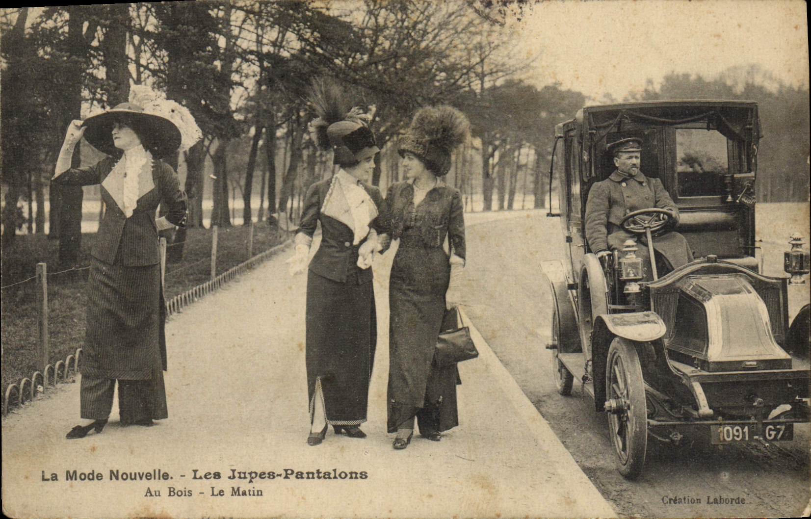 CPA Mode La mode nouvelle Les jupes pantalons Au bois Le matin