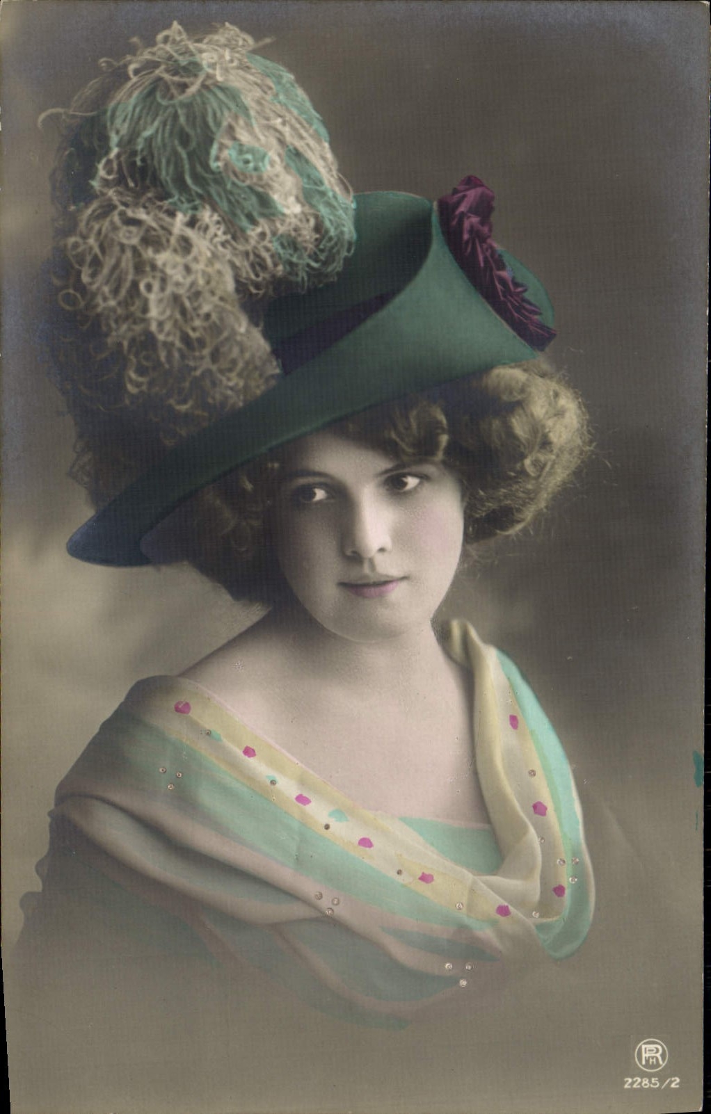 CPA Mode Femme Chapeau