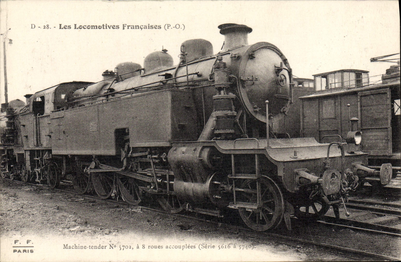 CPA Train Locomotive Machine tender 5702 a 8 roues accouplees