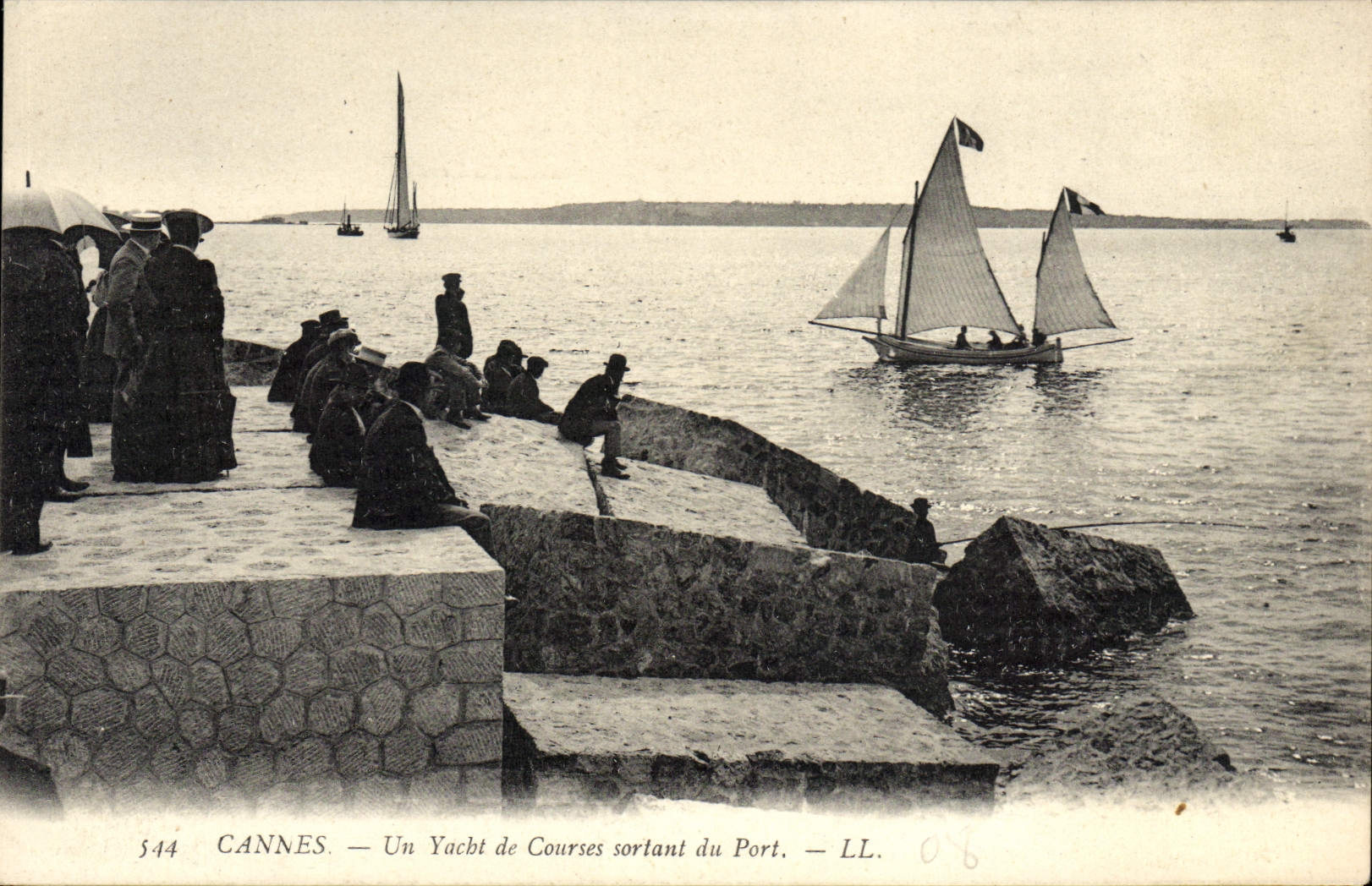 CPA Bateau Voilier Cannes Un yacht de courses sortant du port 