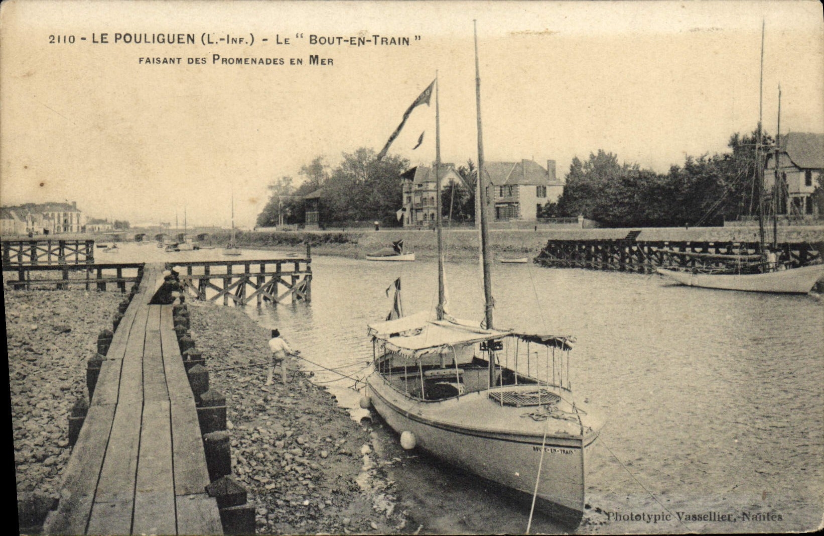 VINTAGE POSTCARD Sailing Boat Pouliguen the End in the Train making of the walks at sea