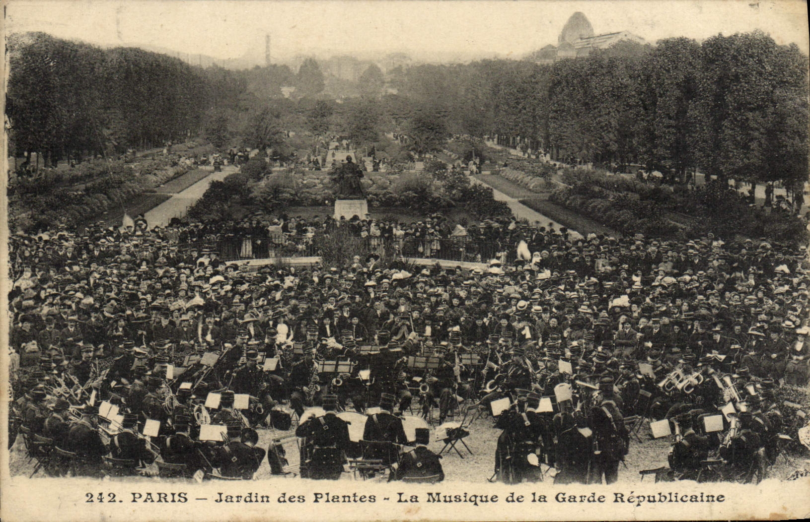 CPA Militaria Paris Jardin des Plantes La musique de la Garde Republicaine