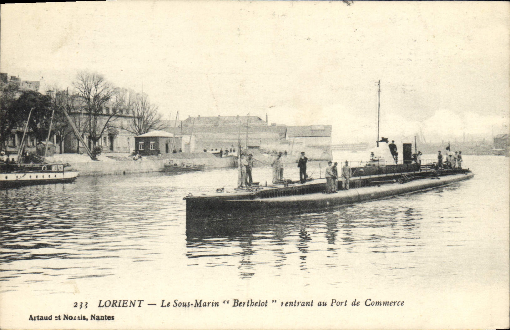 CPA Bateau Lorient Le sous marin Berthelot rentrant au port de commerce 