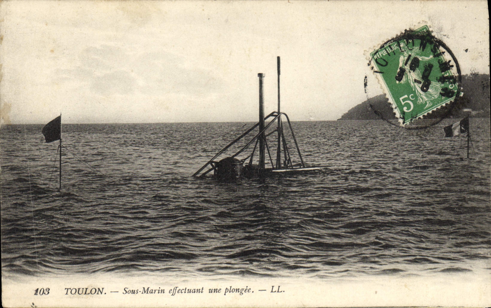 VINTAGE POSTCARD Boat Toulon Submarine carrying out a diving