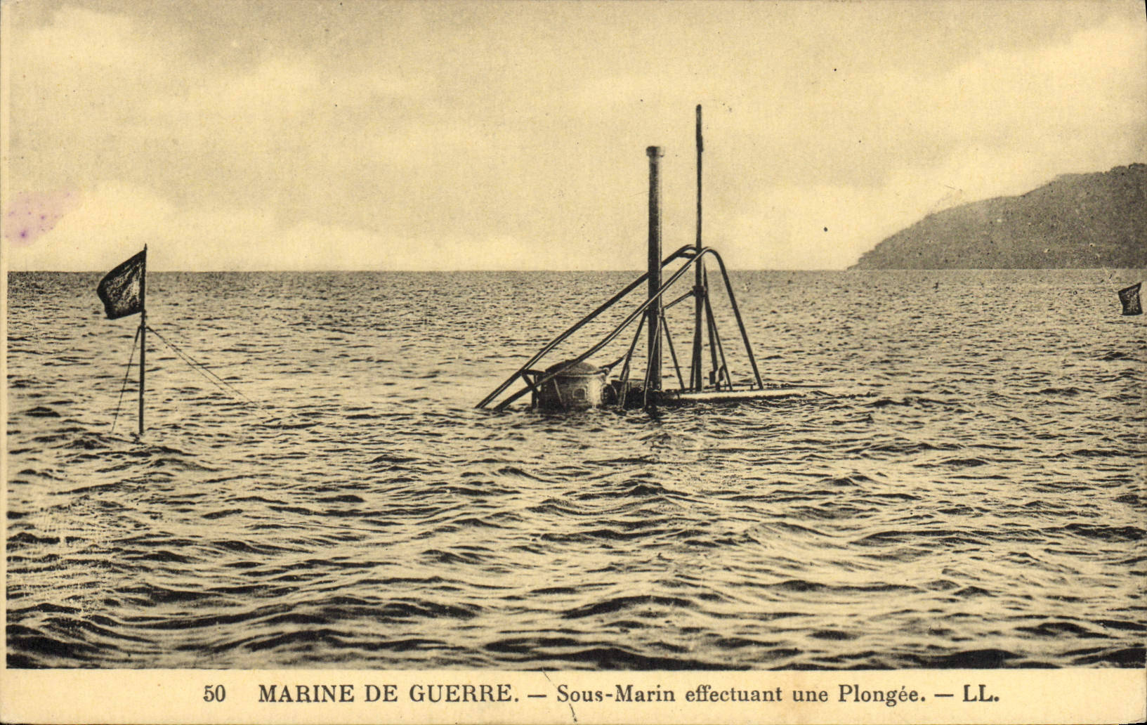 CPA Bateau Sous marin effectuant une plongee