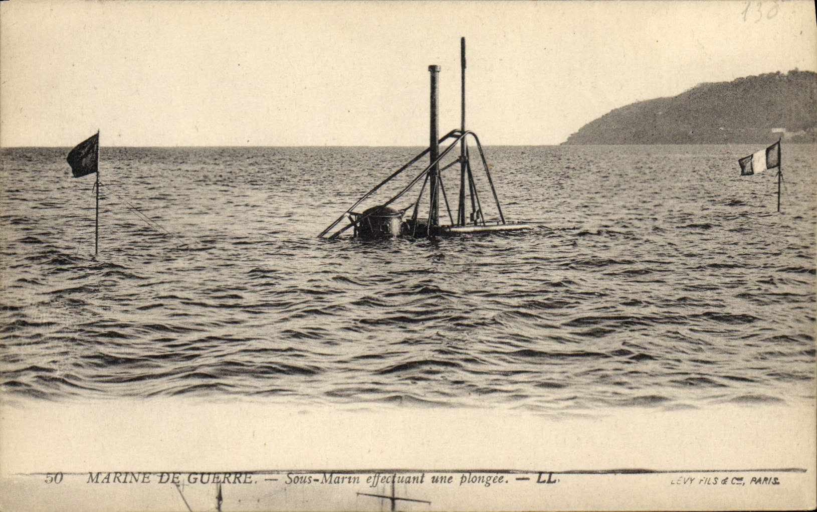 CPA Bateau sous marin effectuant une plongee