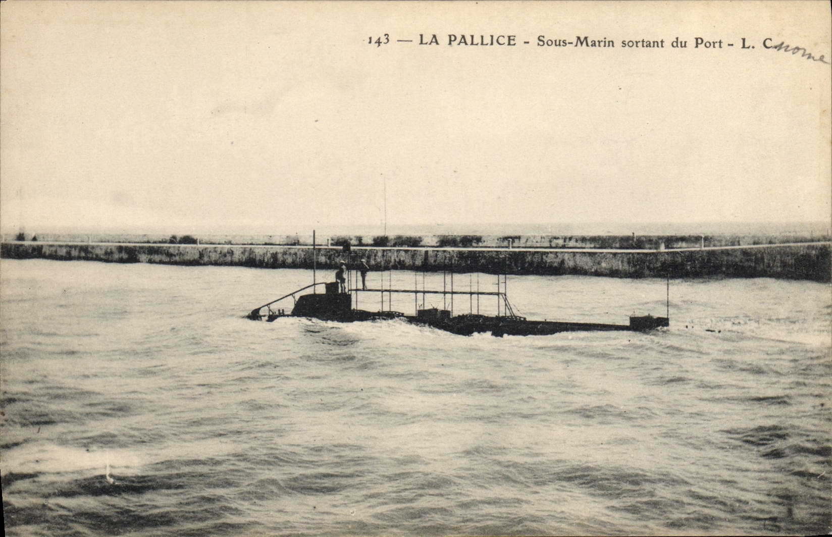 CPA Bateau La Pallice Sous marin sortant du port