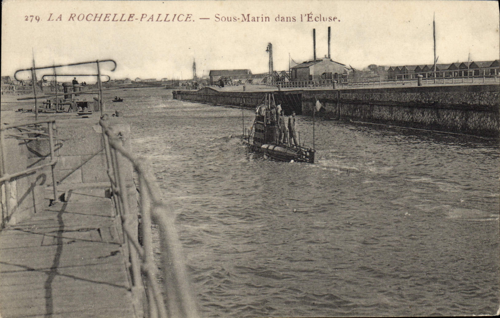 CPA Bateau La Rochelle Pallice Sous marin dans l'ecluse 