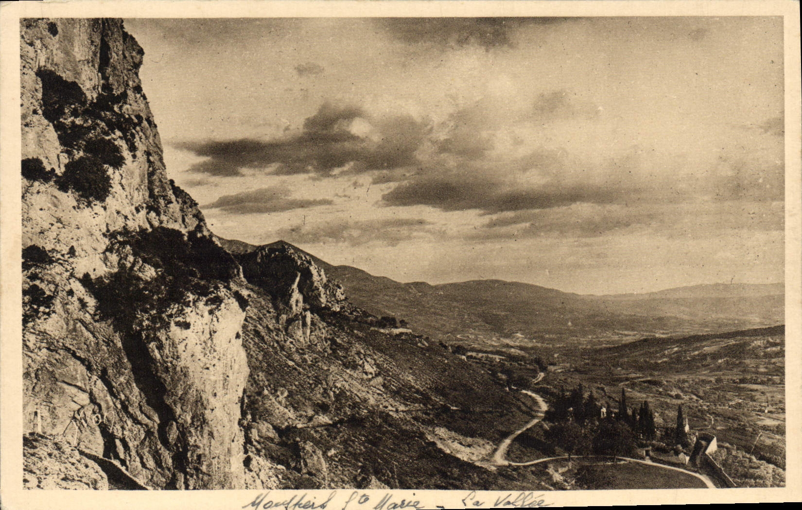 VINTAGE POSTCARD Moustiers Sainte Marie the valley