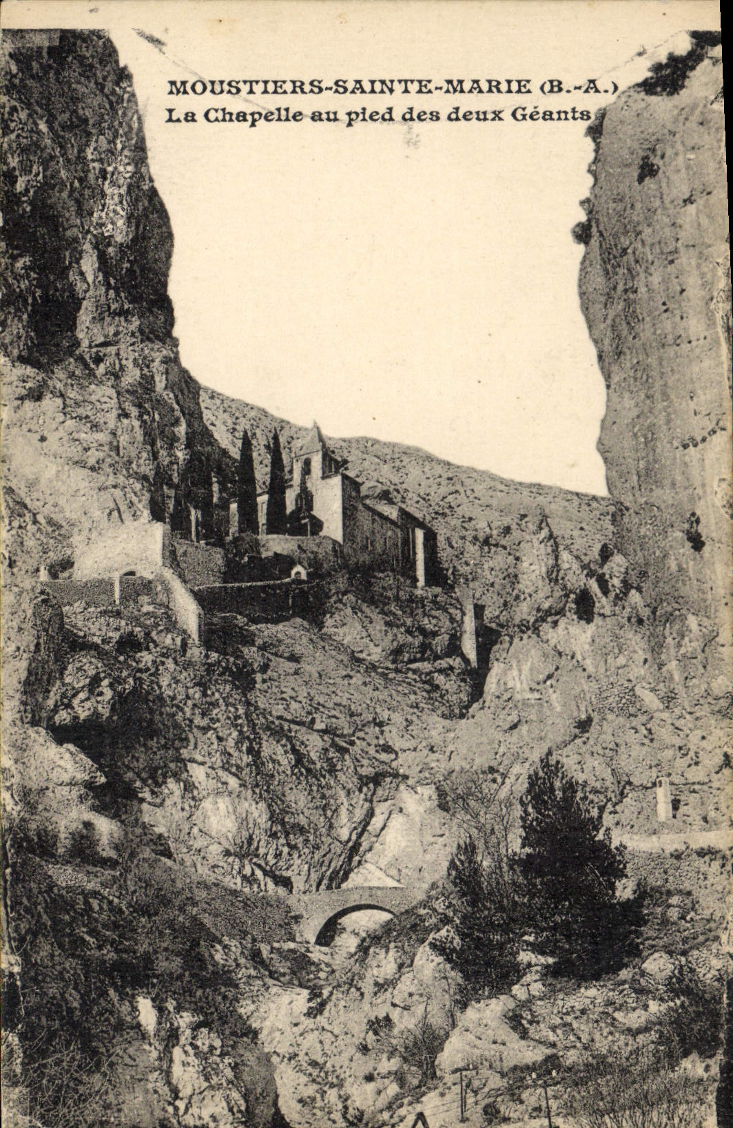 VINTAGE POSTCARD Moustiers Sainte Marie La Chapelle With the Foot Of the Two Giants