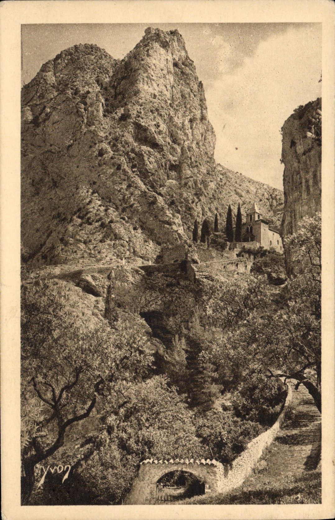 VINTAGE POSTCARD Moustiers Sainte Marie And La Chapelle De Beauvoir Founded By Charlemagne