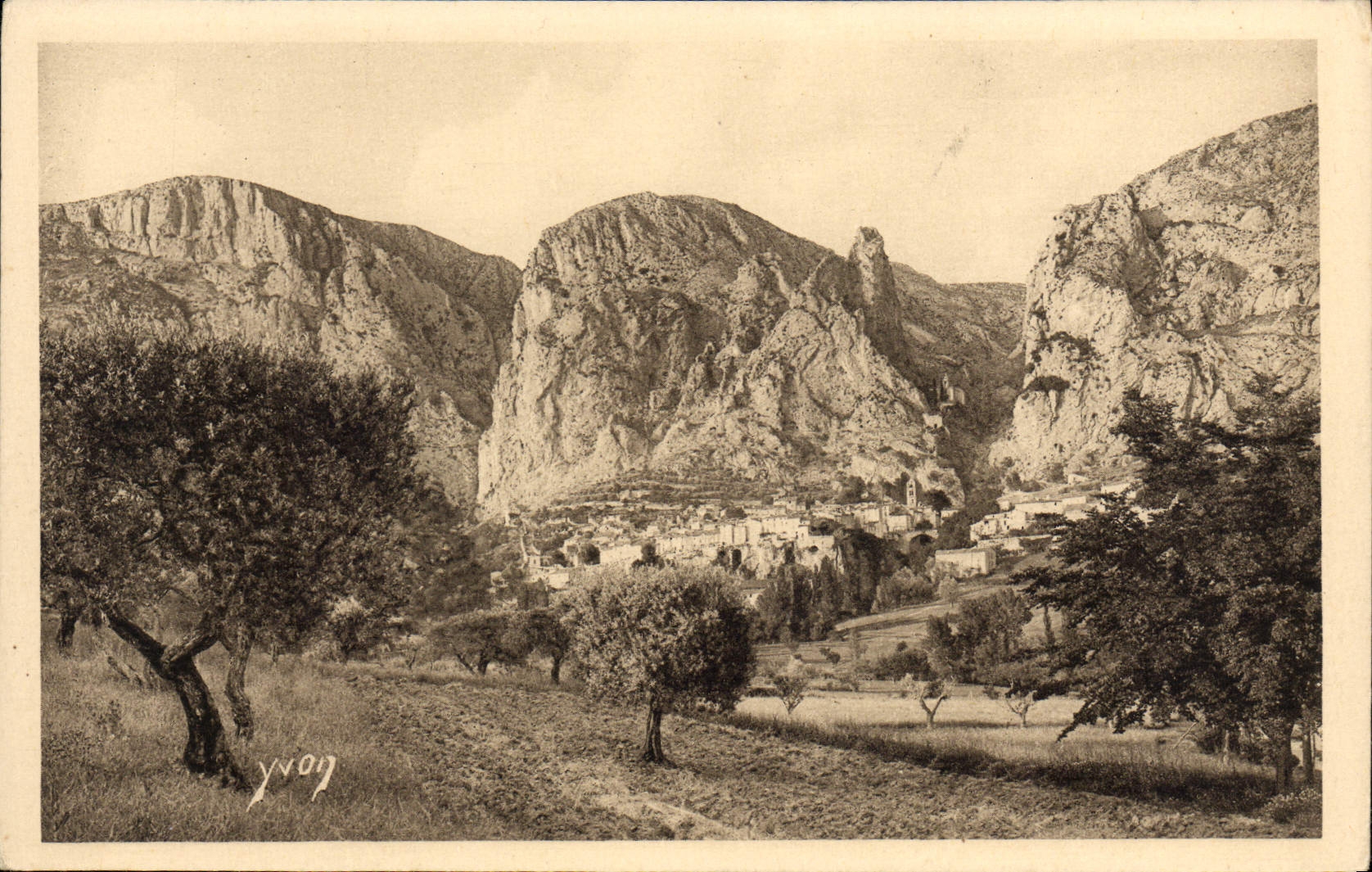 VINTAGE POSTCARD Village De Moustiers Sainte Marie