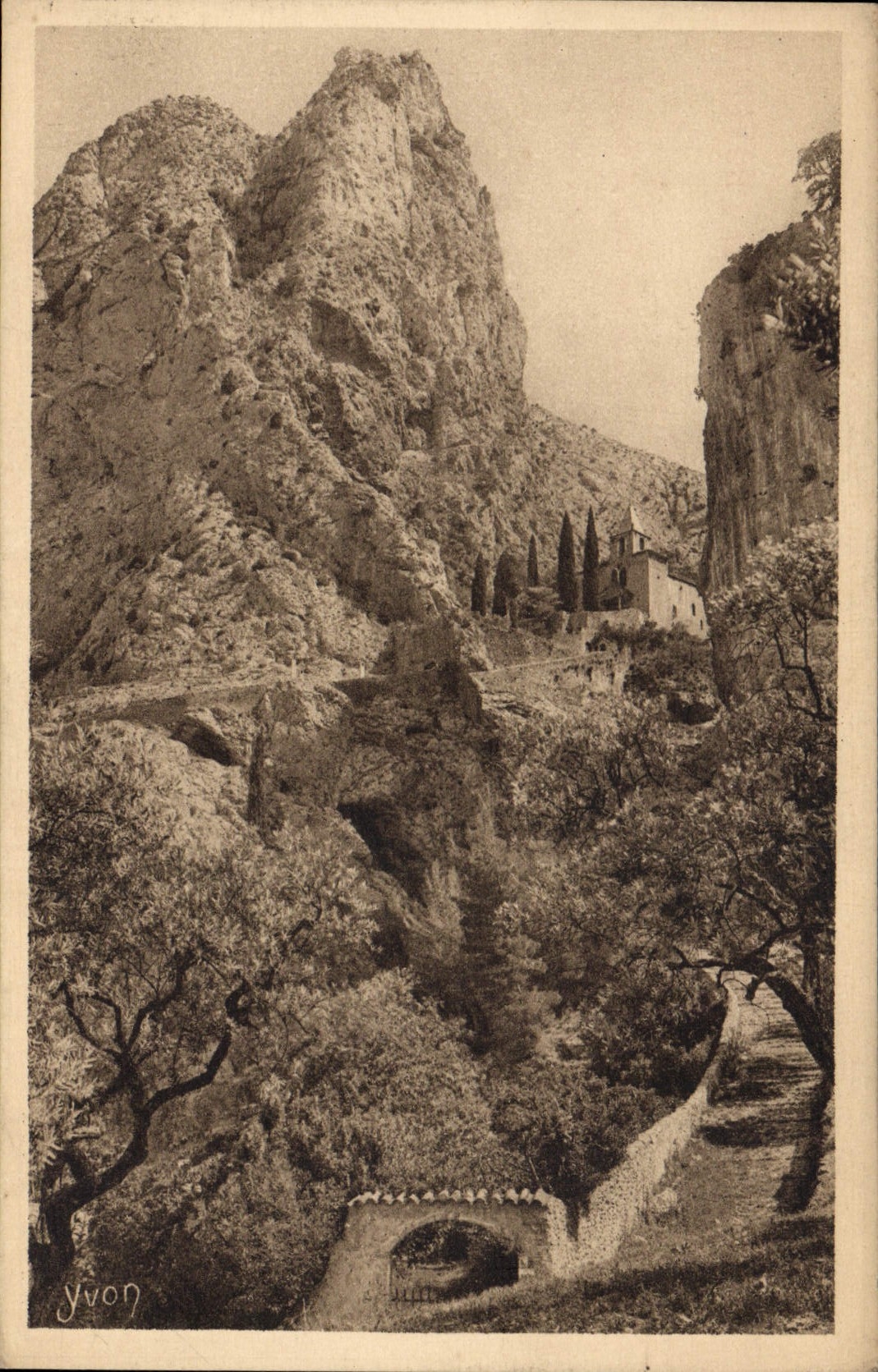 VINTAGE POSTCARD Soft France Mounstiers Sainte Marie