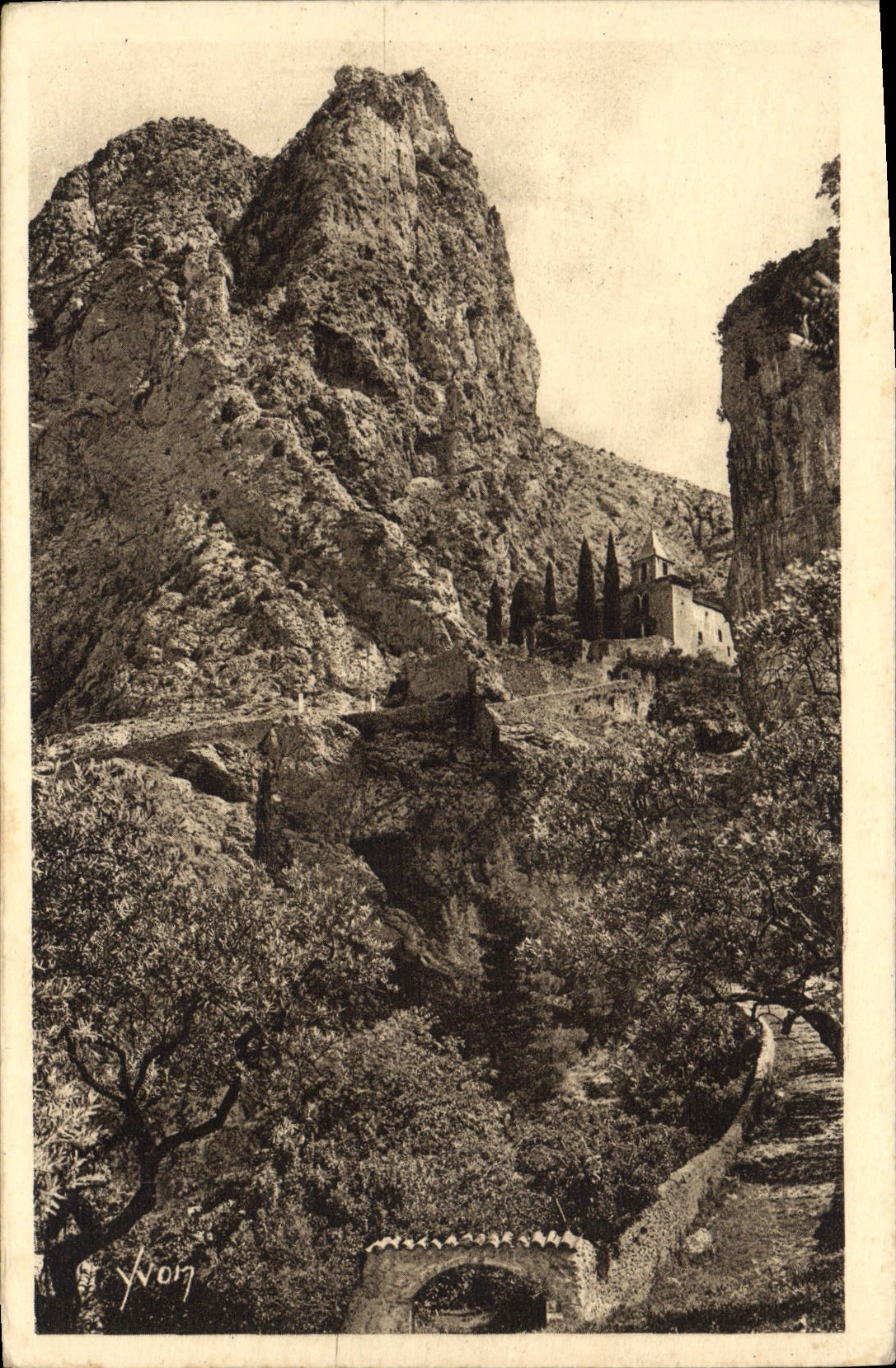 VINTAGE POSTCARD Soft France Moustiers Sainte Marie and the vault of Beauvoir founded by Charlemagne
