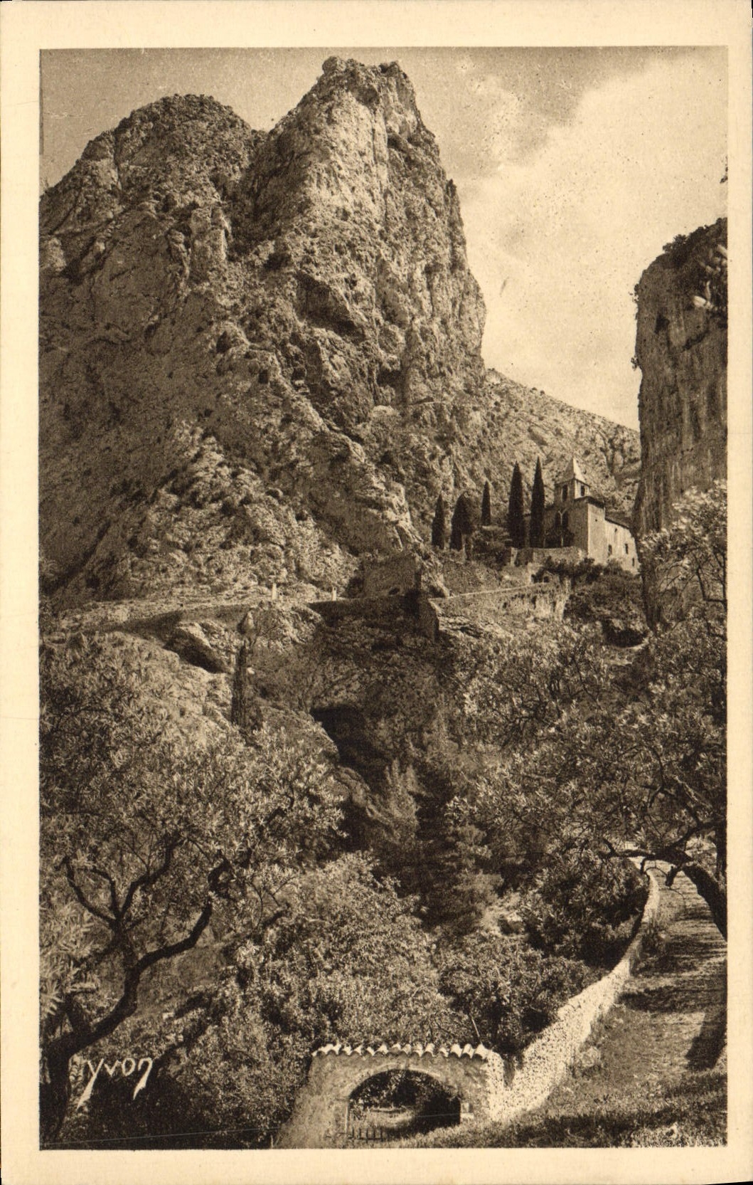 CPA La Douce France Moustiers Sainte Marie et la chapelle de Beauvoir fondee par Charlemagne