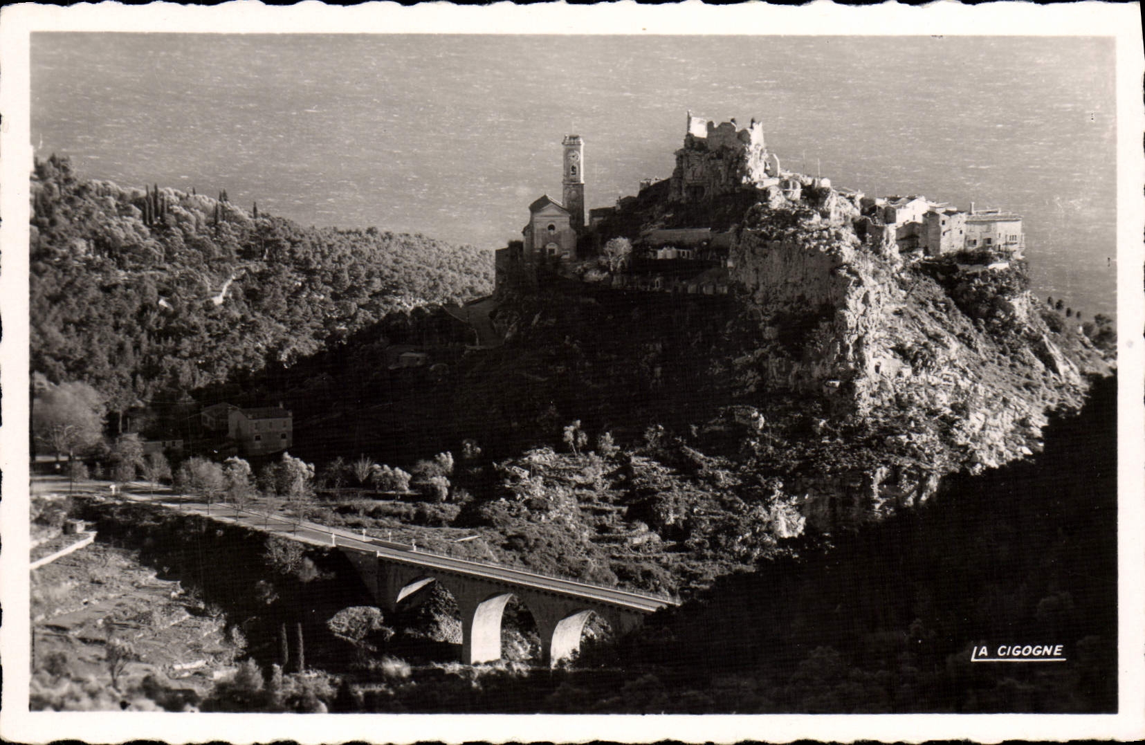 POSTAL MODERNA aldea de Eze que domina el mar