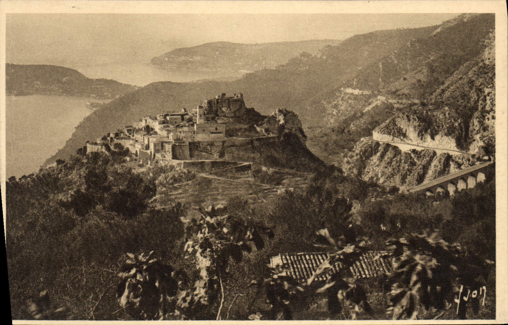 CPA Cote D Azur Eze Le Village Au Soleil Levant