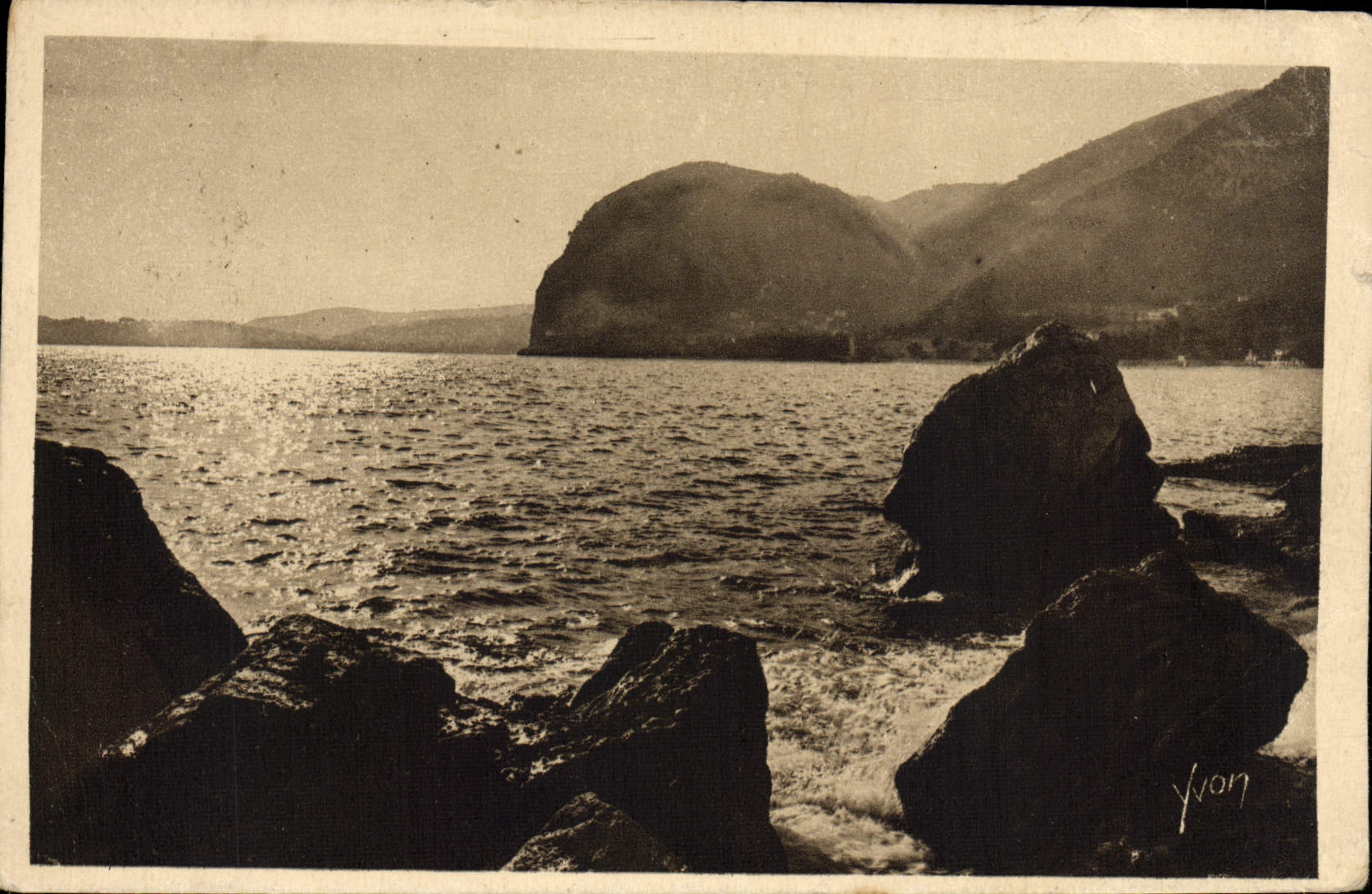 La POSTAL Francia suave de la VENDIMIA dimensiona el pequeño valle azul de Eze