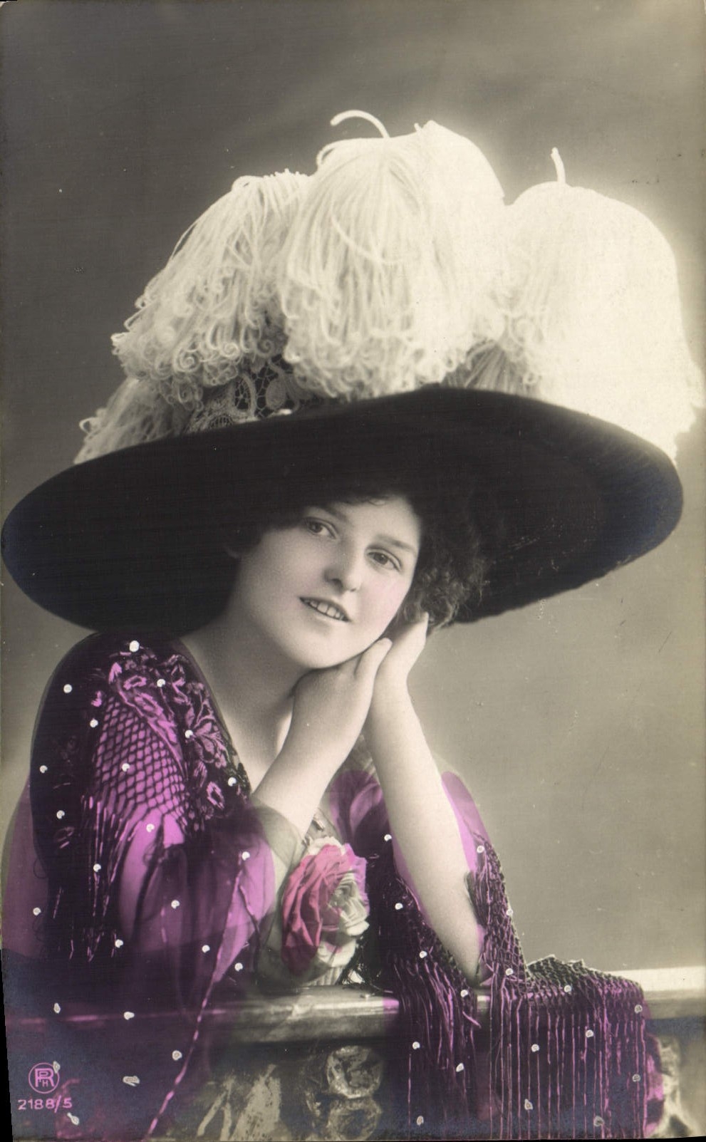 CPA Mode Femme Coiffe Coiffure Chapeau