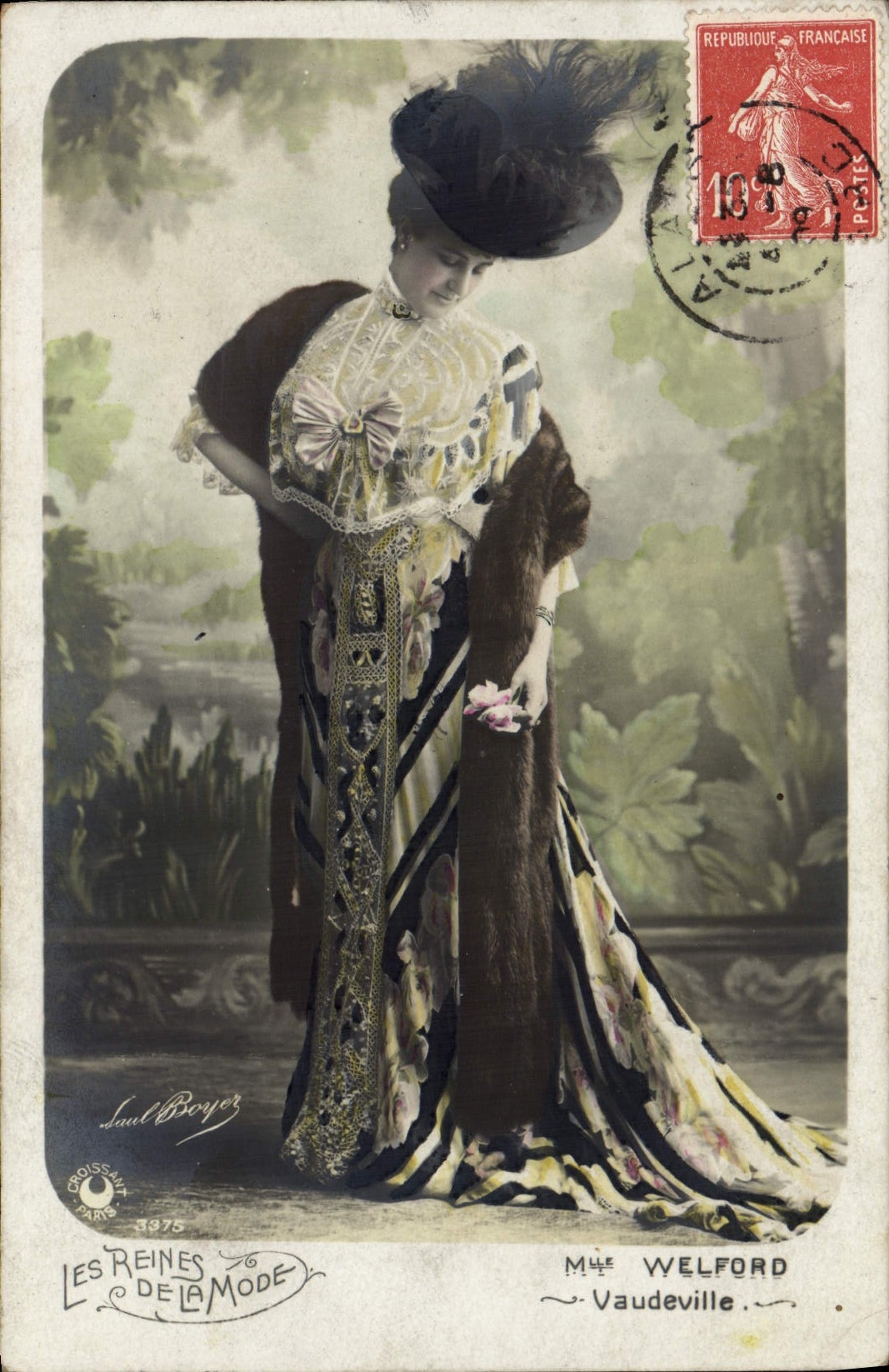 CPA Mode Femme Coiffe Coiffure Chapeau Les reines de la mode Mlle Wellfor Vaudeville 