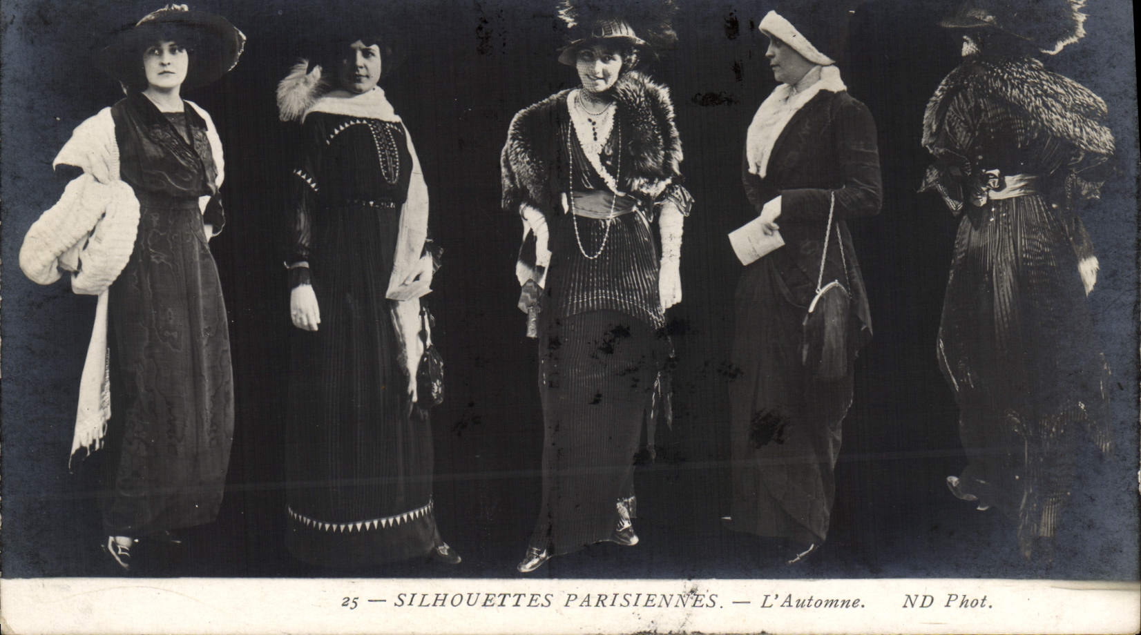 VINTAGE POSTCARD Parisian Silhouettes Mode the autumn Women
