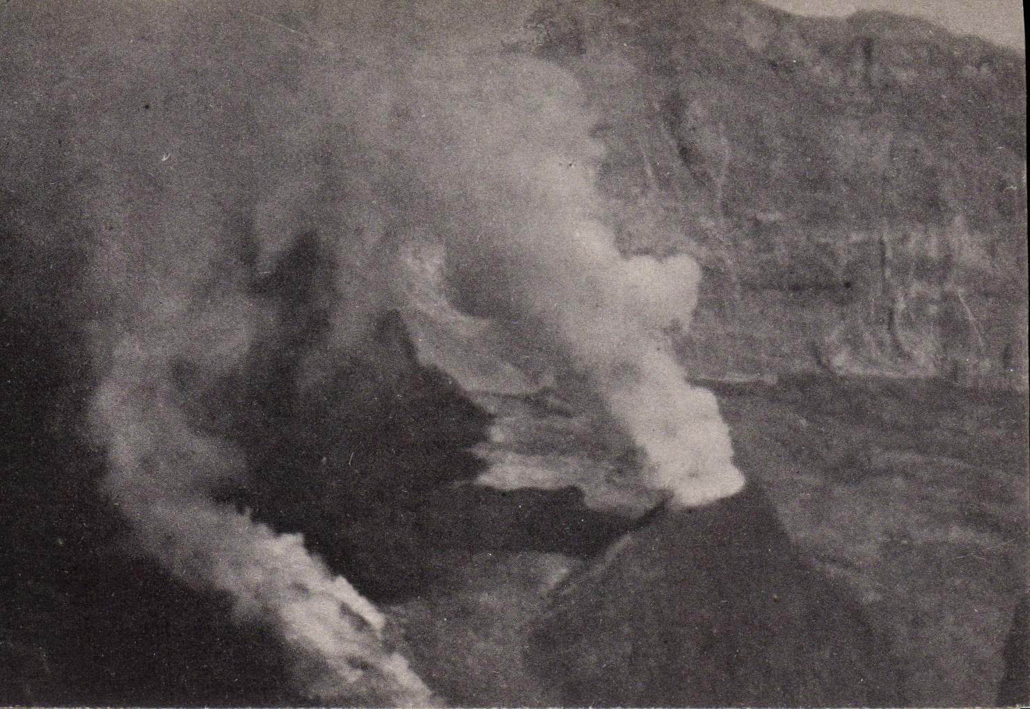 VINTAGE POSTCARD Volcano It piccola Cana nel large crater 1921