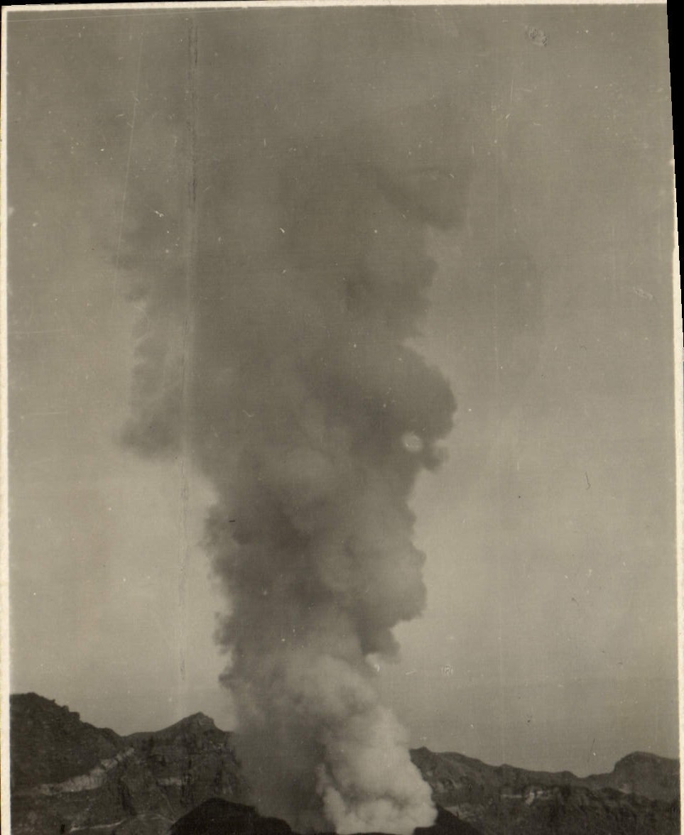 VINTAGE POSTCARD Volcano