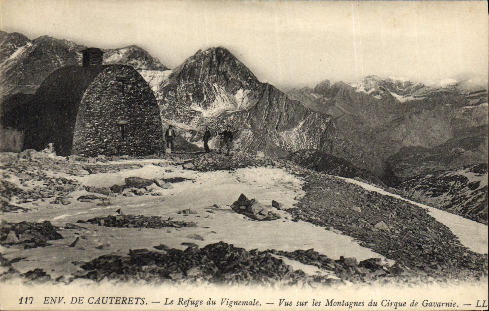 CPA Alpinisme Env de Cauterets Le refuge de Vignemale Vue sur les montagnes du cirque de Gavarnie