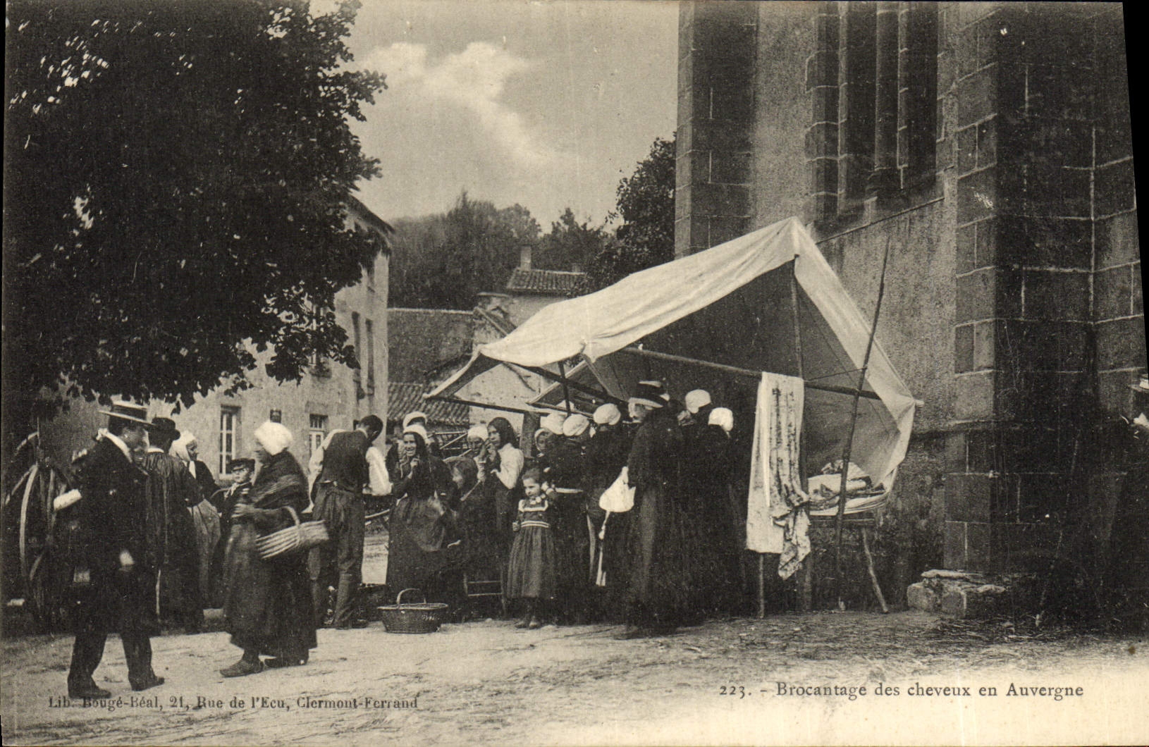 VINTAGE POSTCARD Secondhand dealing of the hair in Auvergne Folklore Hairdresser TOP