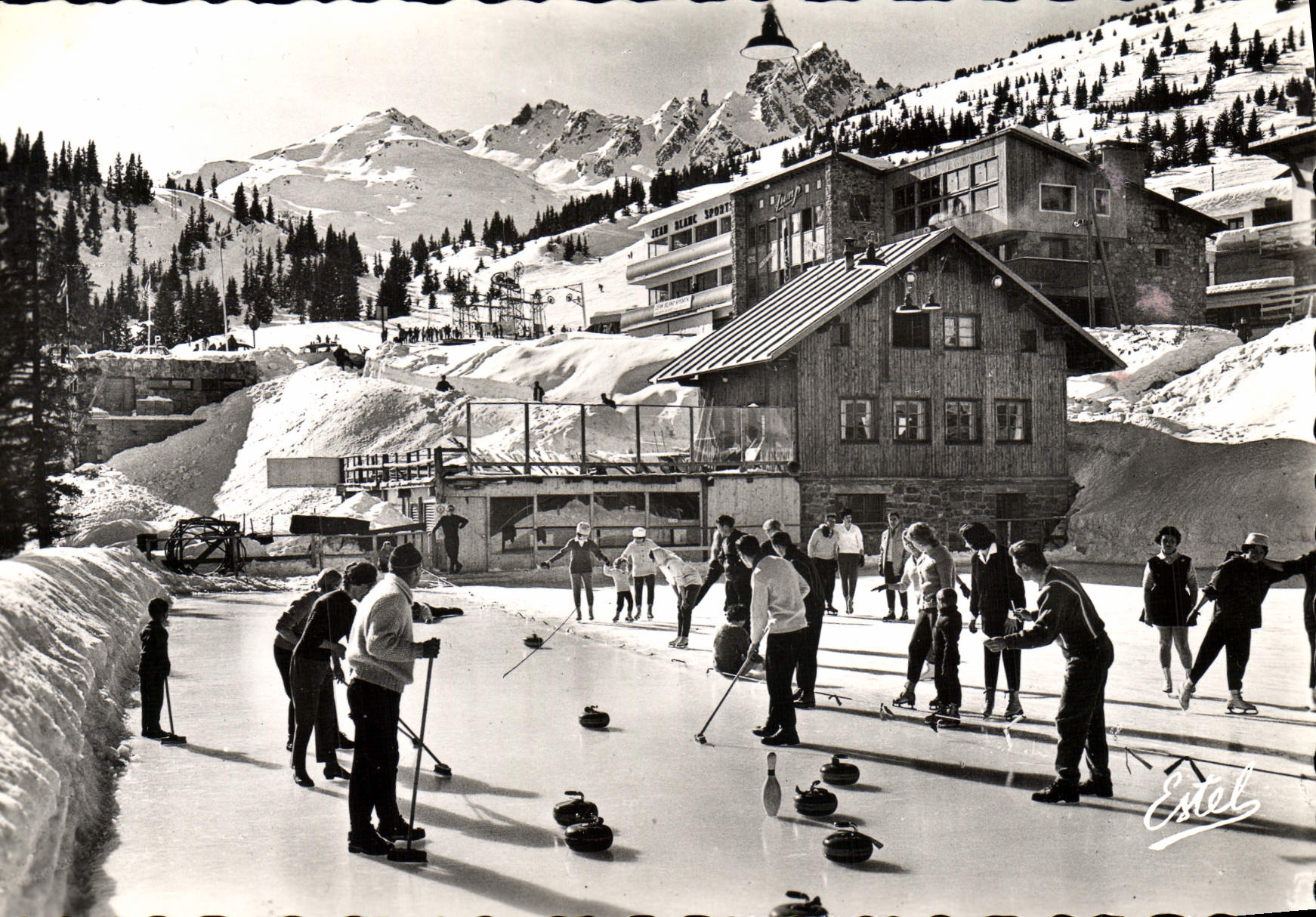 CPM Sports d'hiver Patinage Courcheval La patinoire et la Chouca Au fondd les pistes de la Saulire Curling