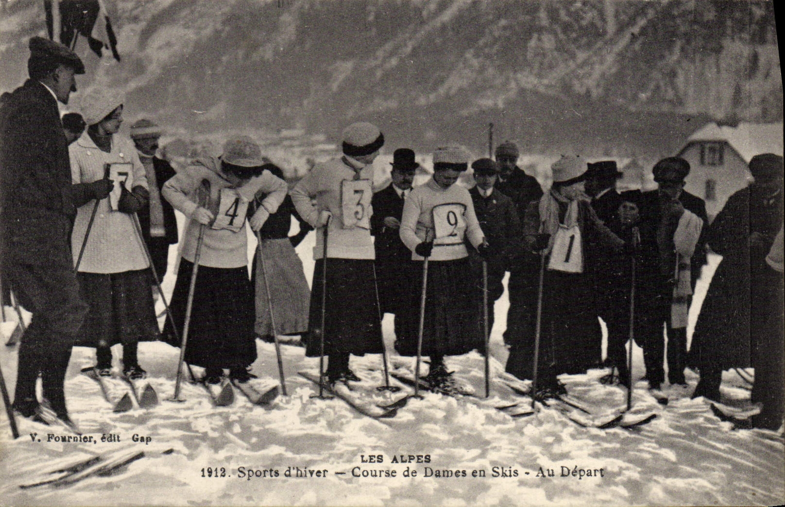 VINTAGE POSTCARD Winter sports the Alps Race of ladies in skis At the beginning