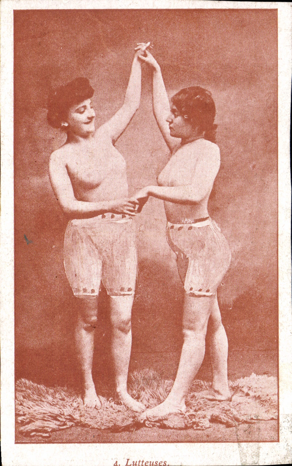 CPA Femmes nu erotique Luteuses