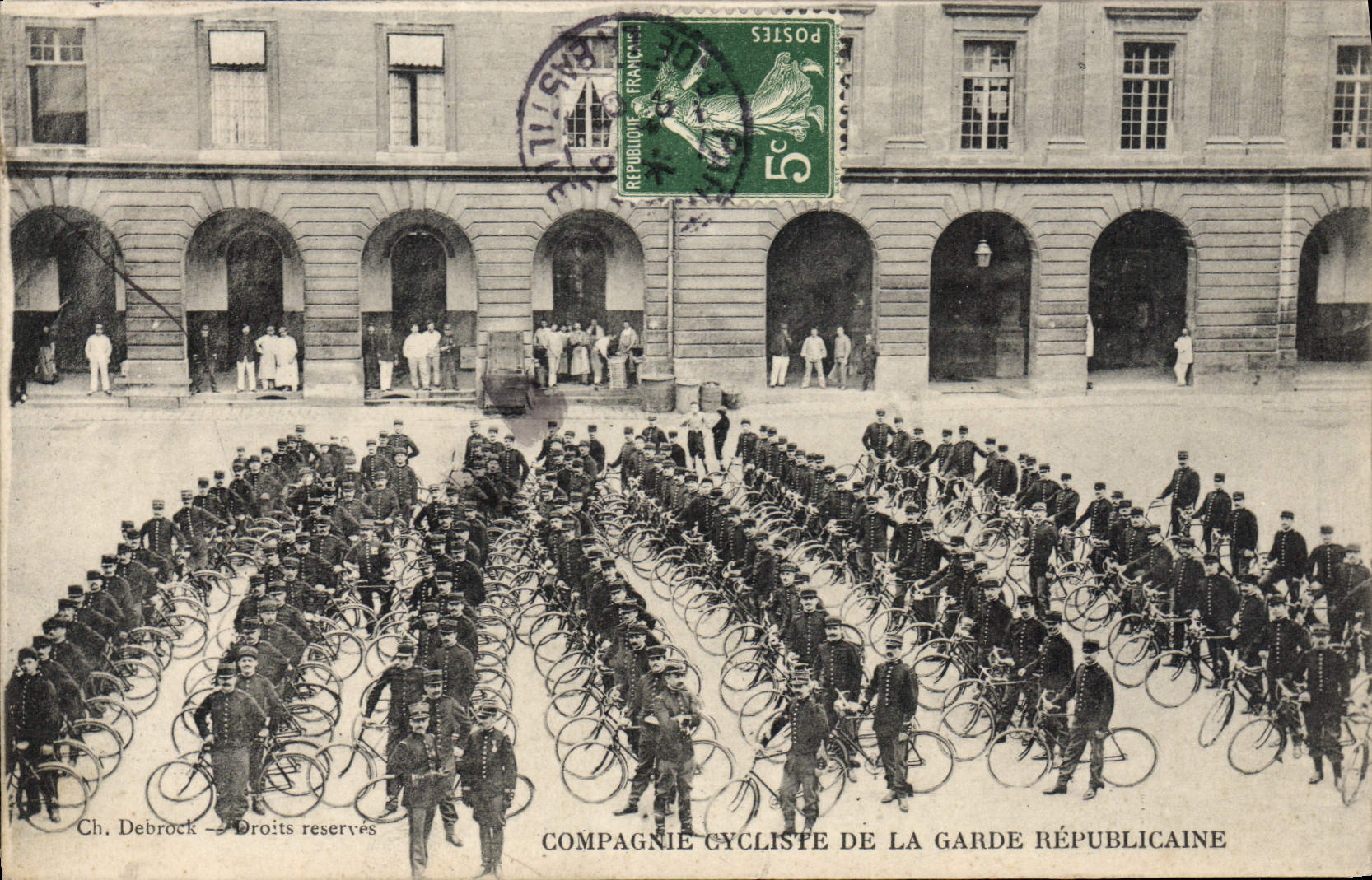 El ciclista de Militaria Compagnie de la POSTAL de la VENDIMIA de la bicicleta republicana del protector completa un ciclo