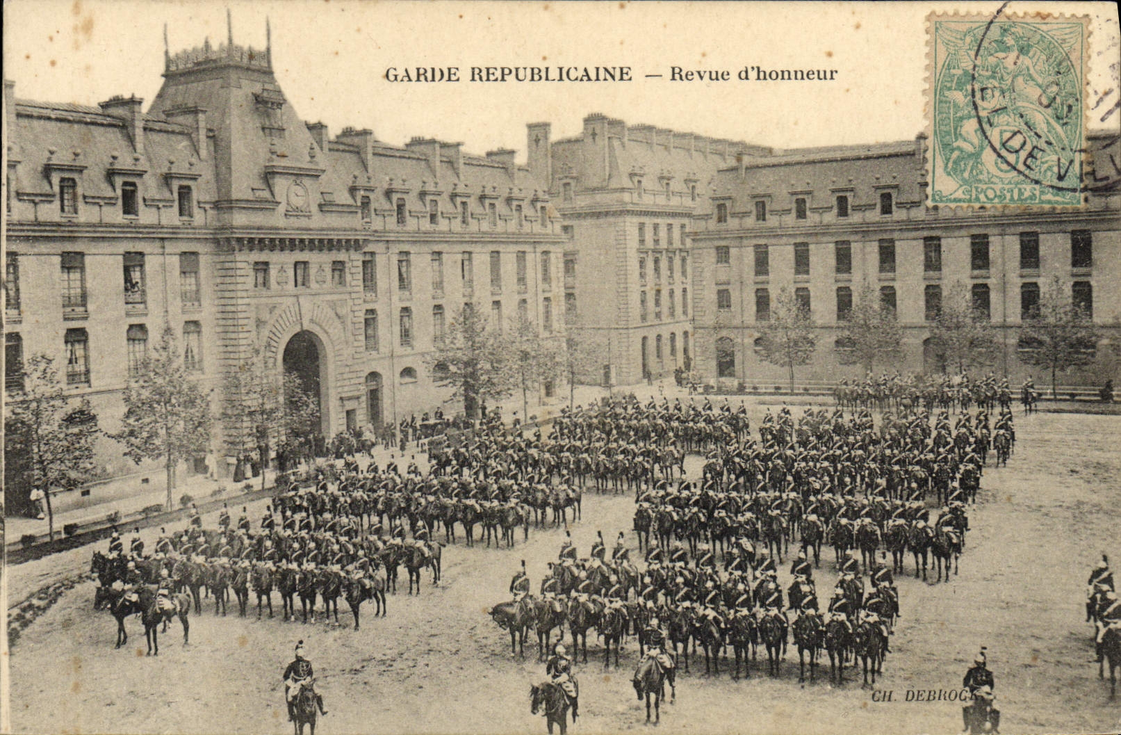 CPA Militaria Garde Republicaine Revue d'honneur 