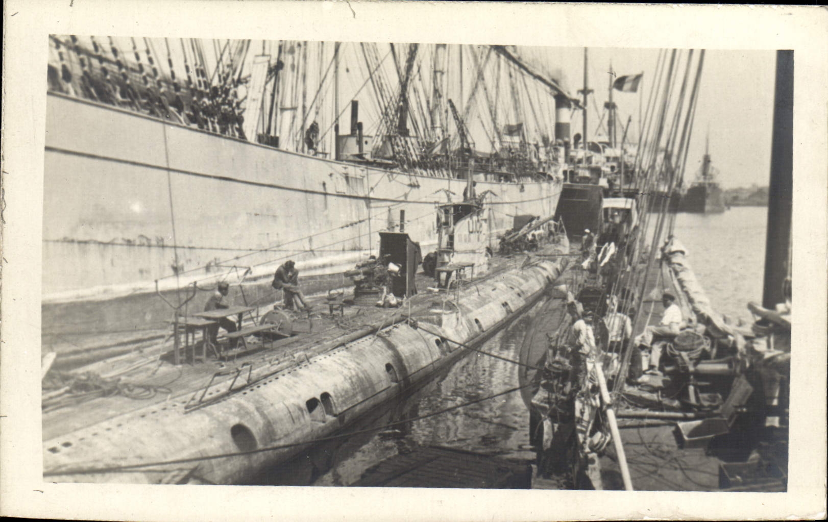 CPA Bateau de guerre Sous-marin 