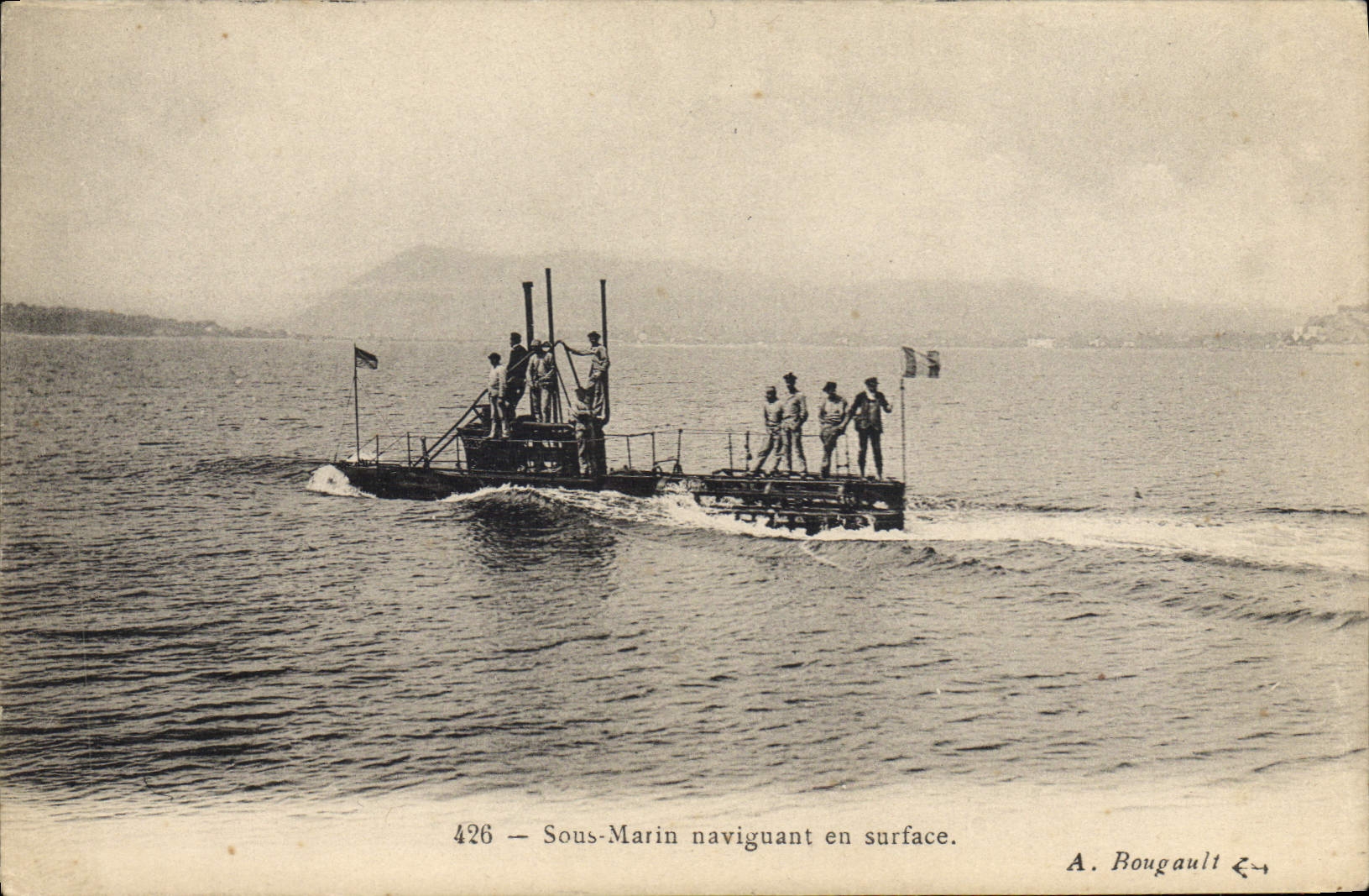 CPA Bateau de guerre Sous-marin naviguant en surface
