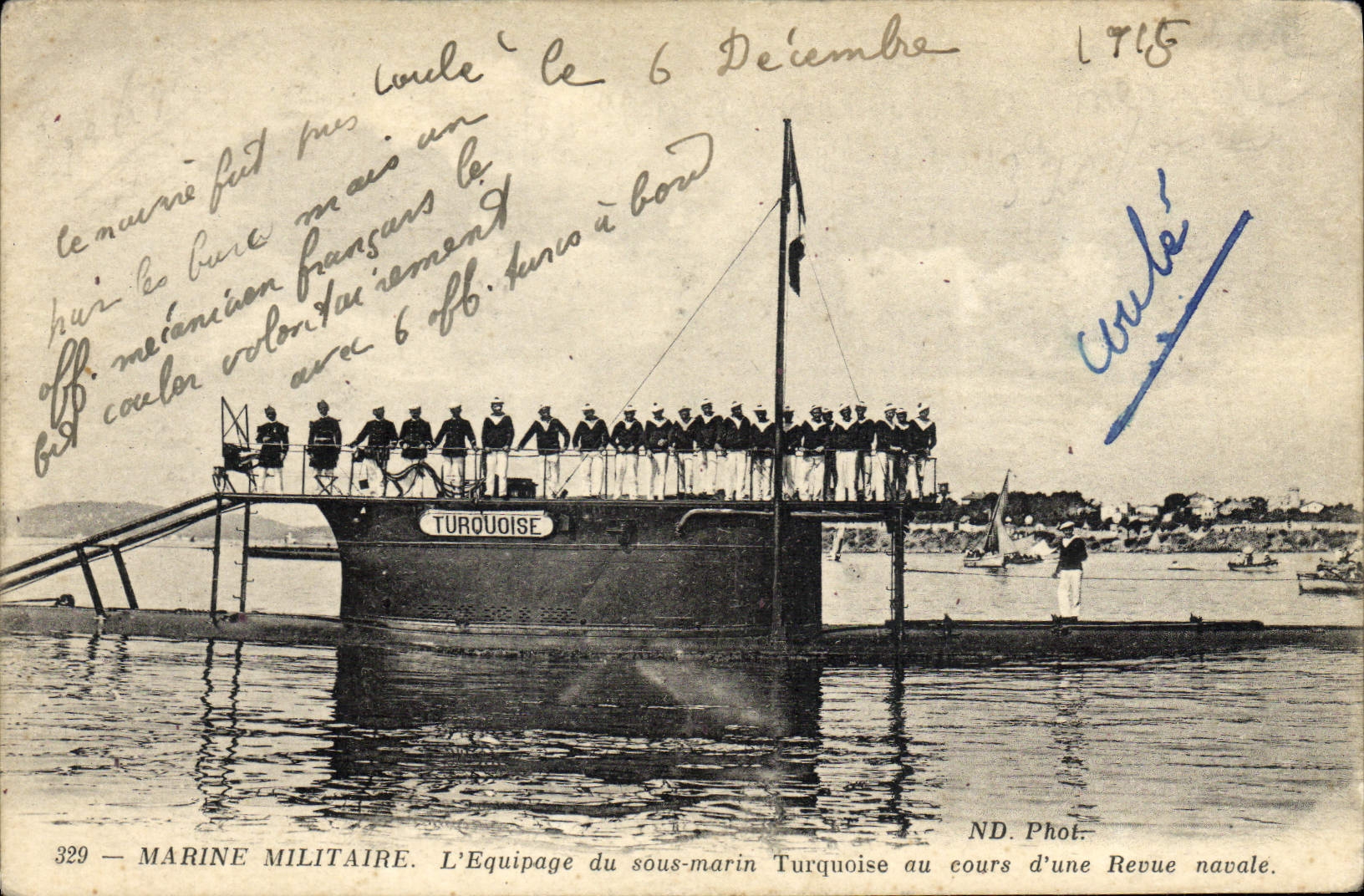 CPA Bateau de guerre L'equipage du Sous-marin Turquoise au cours d'une revue navale 