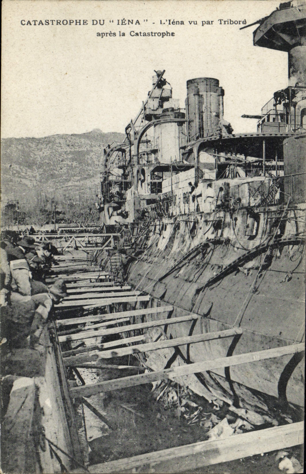CPA Bateau de guerre Catastrophe du Iena L'Iena vu par tribord apres la catastrophe 