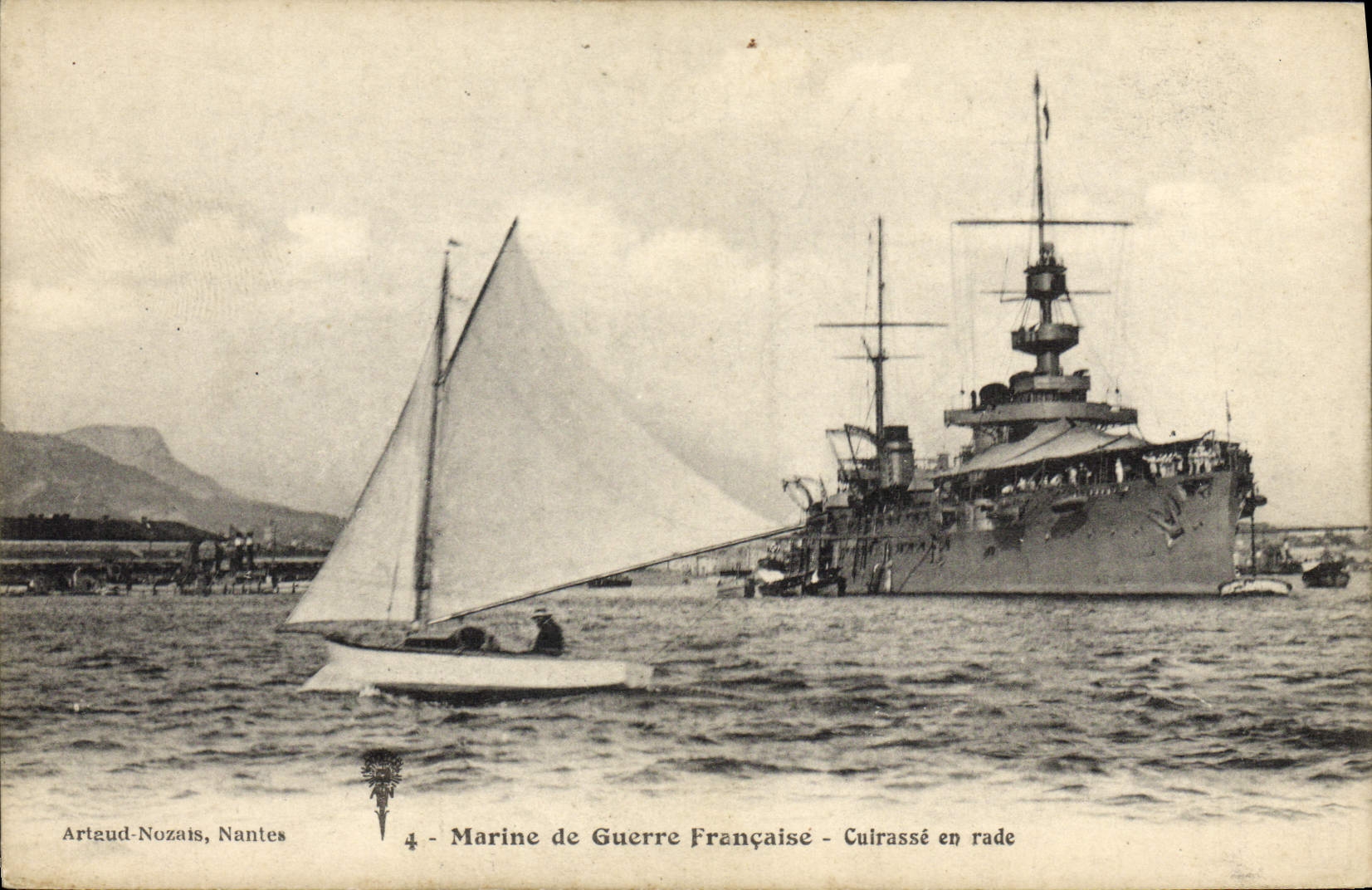 CPA Bateau de guerre Cuirasse en rade