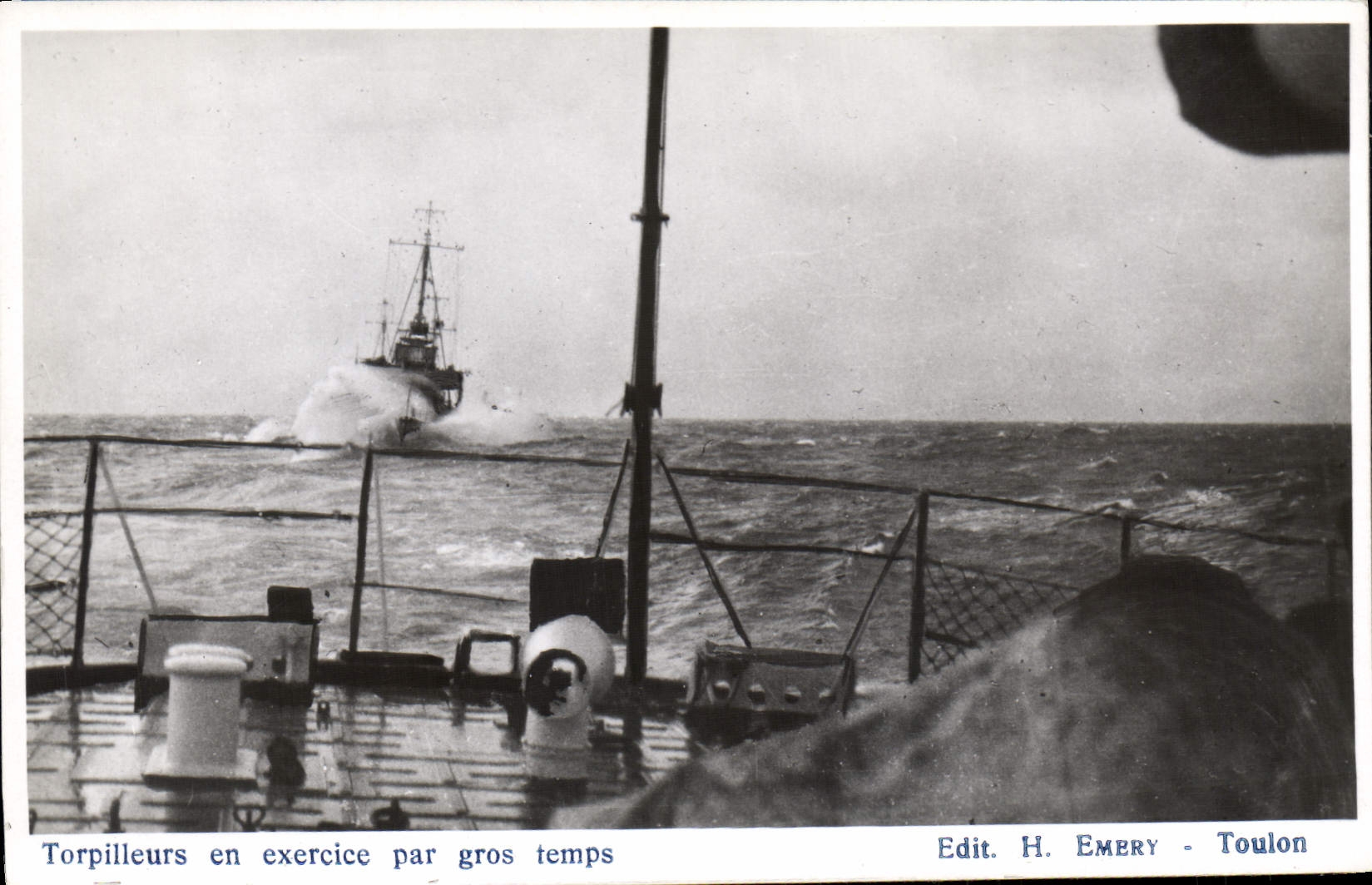 CPM Bateau de guerre Torpilleurs en exercice par gros temps 